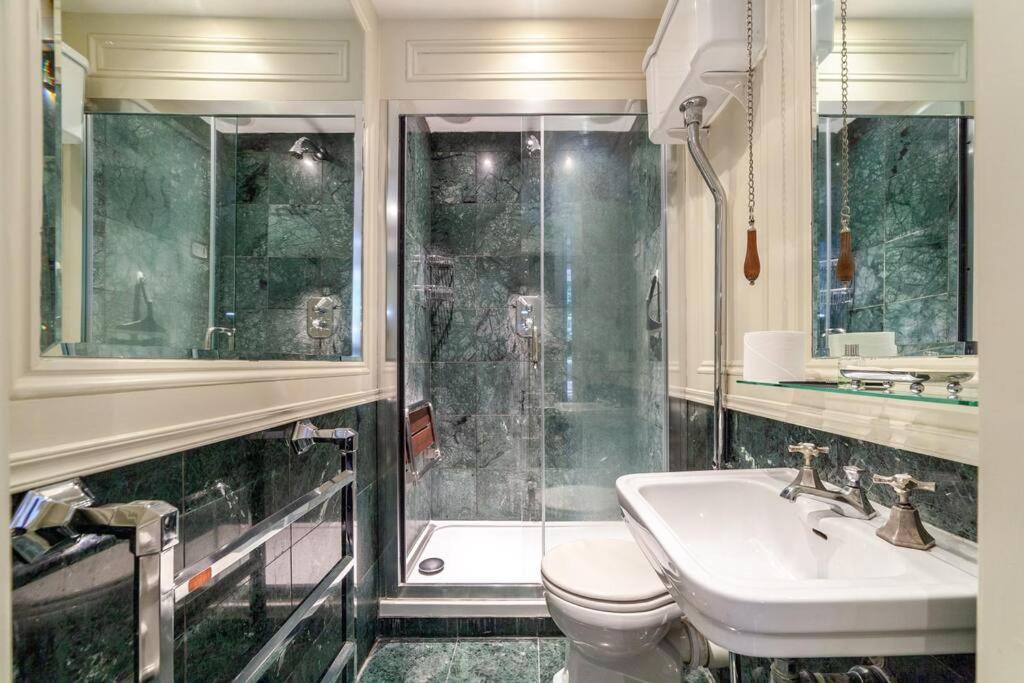 Elegant 2-Bedroom Flat in South Kensington, London