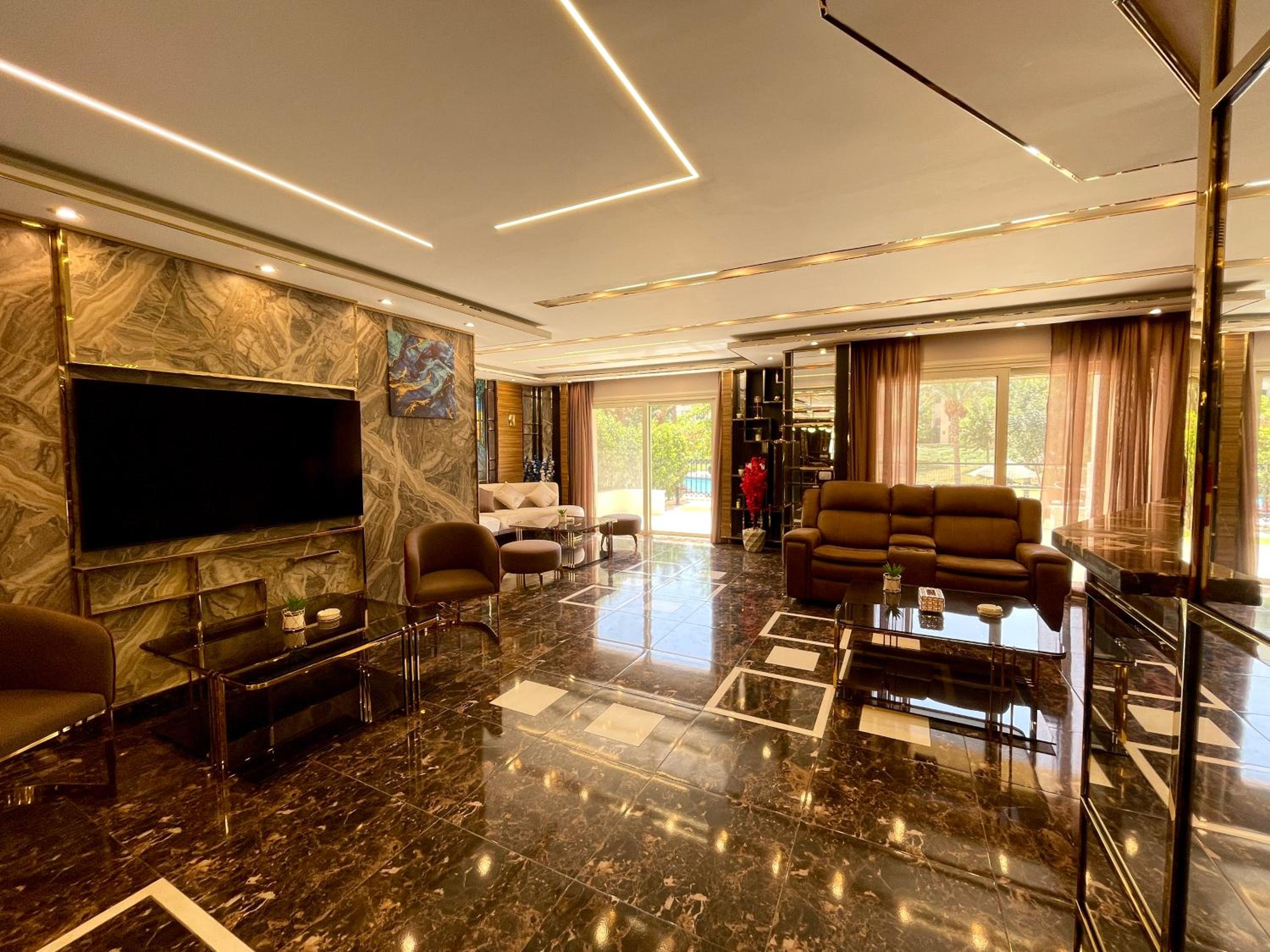 Direct on the Pool 3BR Luxury Apartment