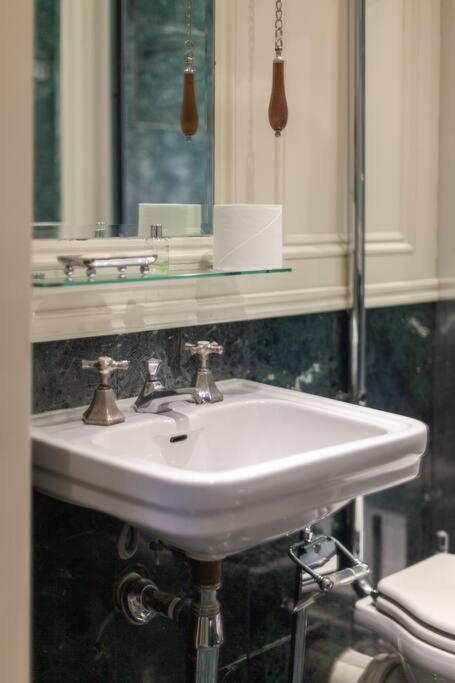 Elegant 2-Bedroom Flat in South Kensington, London