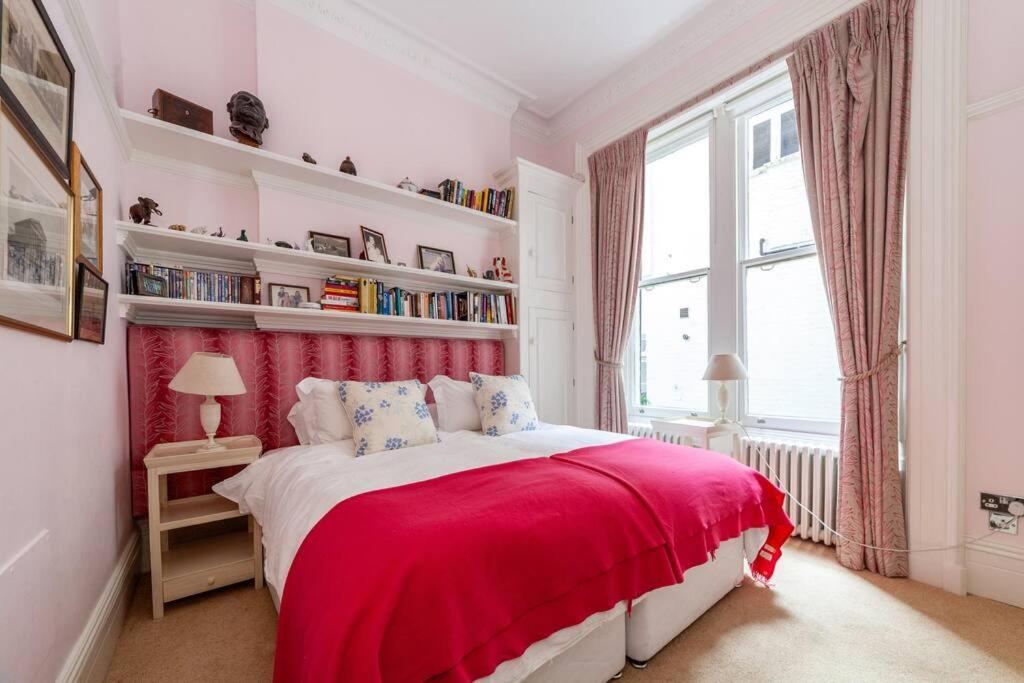 Elegant 2-Bedroom Flat in South Kensington, London