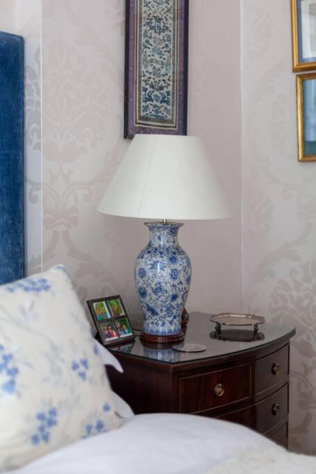 Elegant 2-Bedroom Flat in South Kensington, London