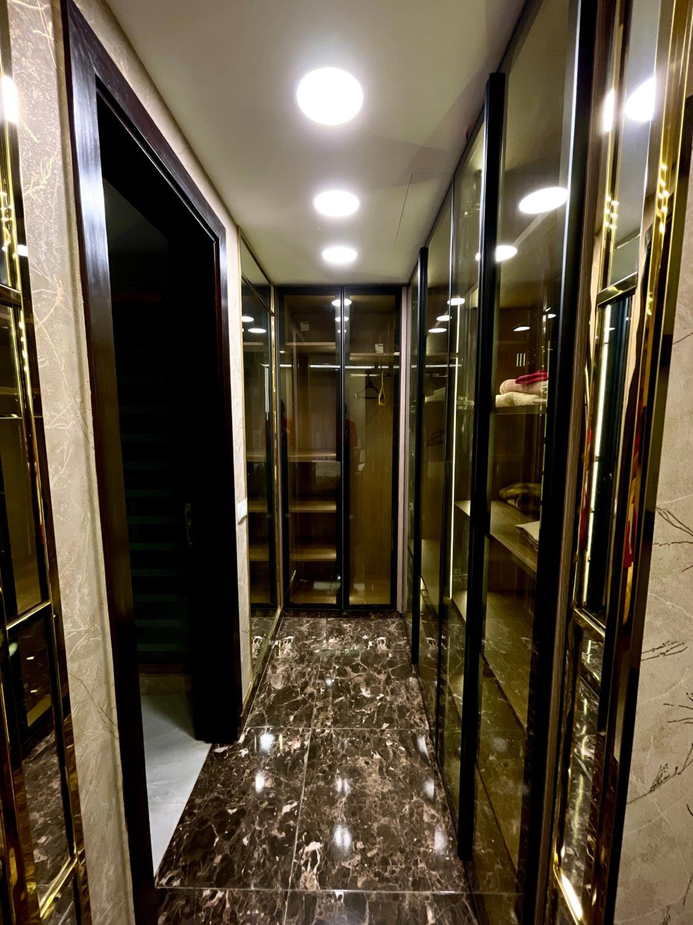Direct on the Pool 3BR Luxury Apartment