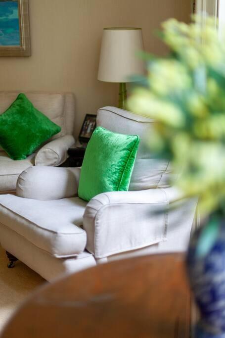 Elegant 2-Bedroom Flat in South Kensington, London