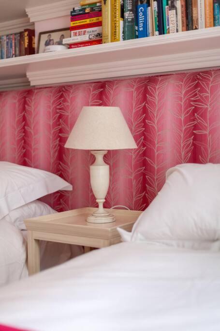 Elegant 2-Bedroom Flat in South Kensington, London