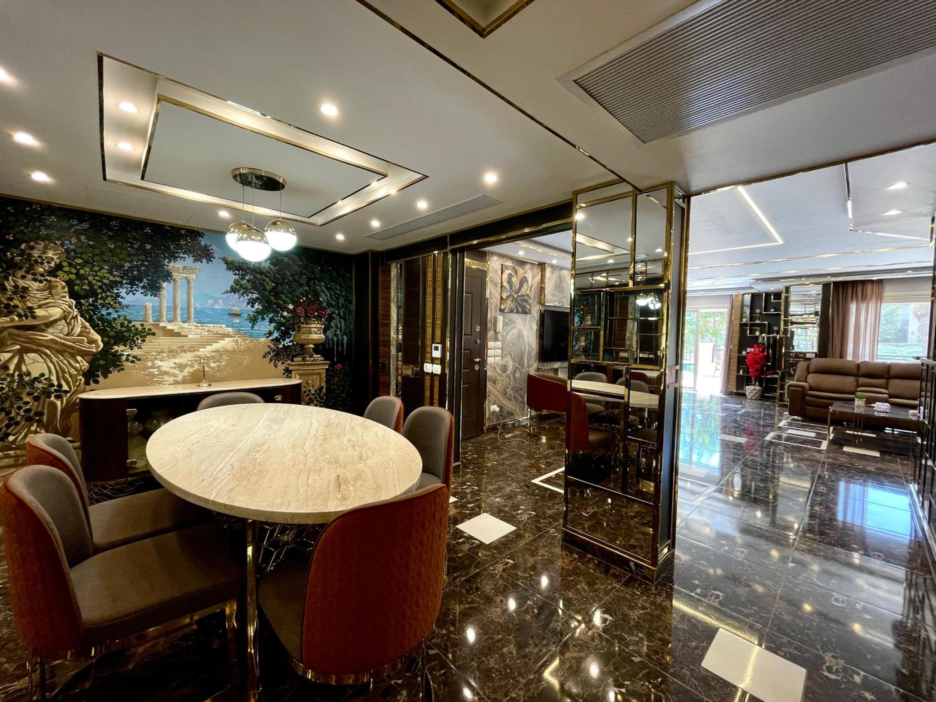 Direct on the Pool 3BR Luxury Apartment