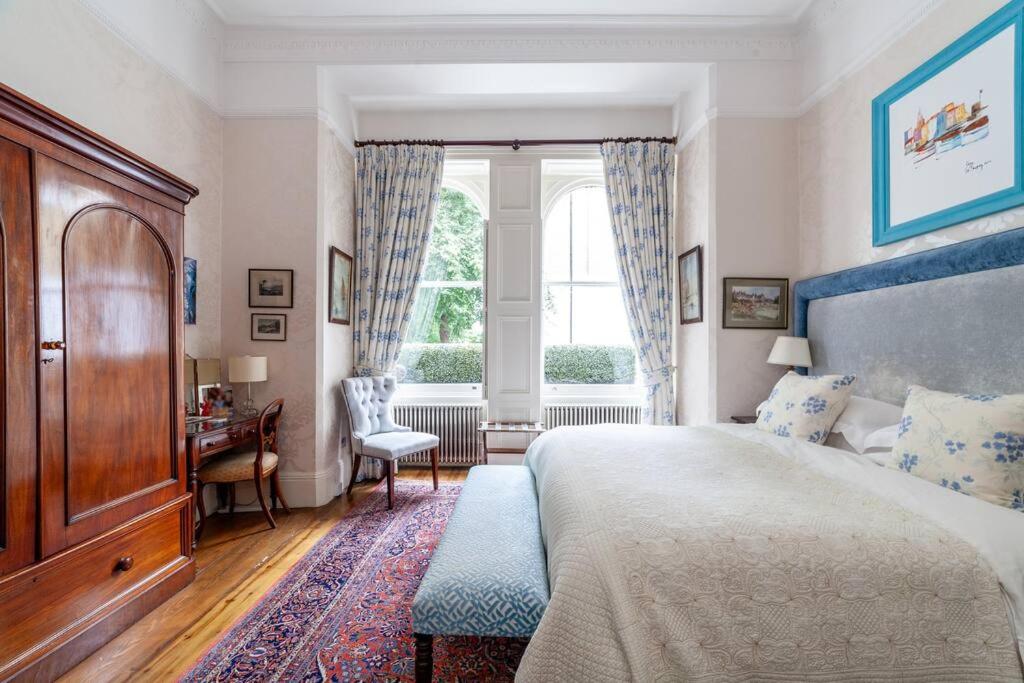 Elegant 2-Bedroom Flat in South Kensington, London