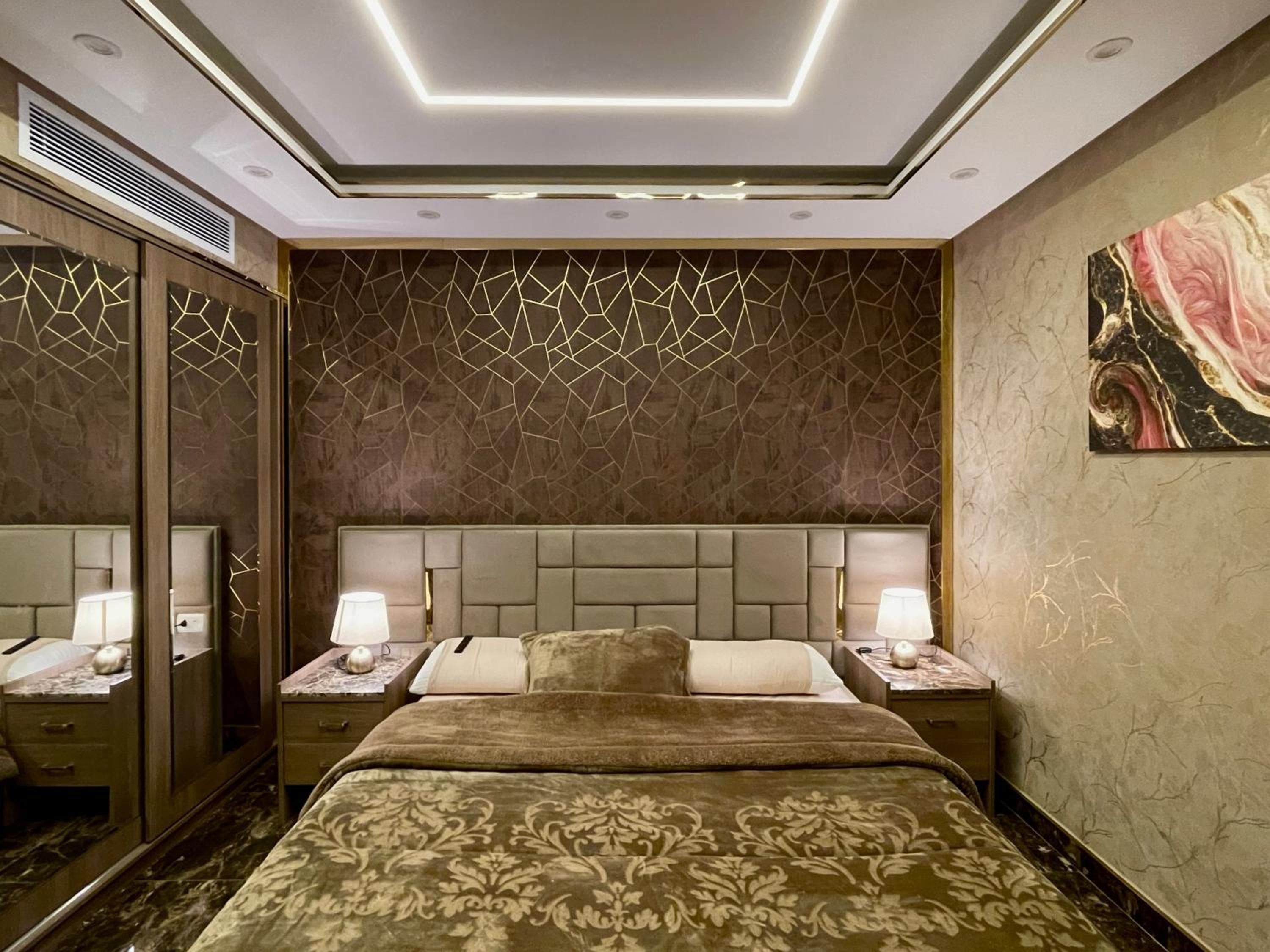 Direct on the Pool 3BR Luxury Apartment