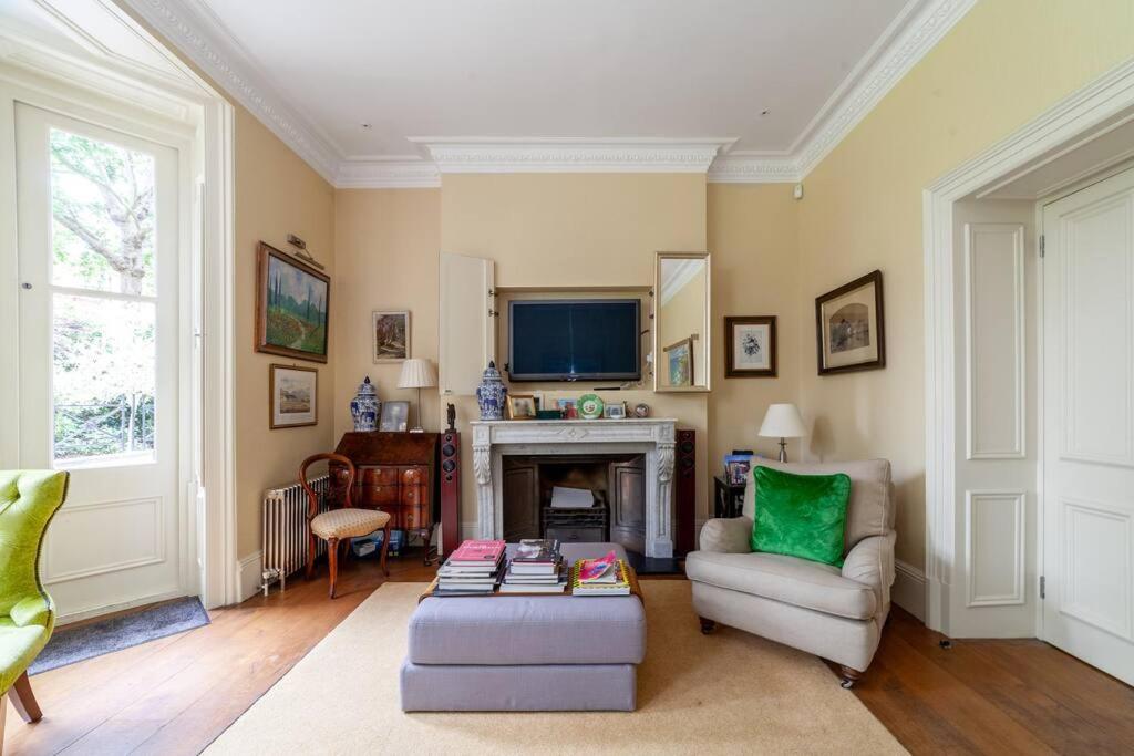 Elegant 2-Bedroom Flat in South Kensington, London