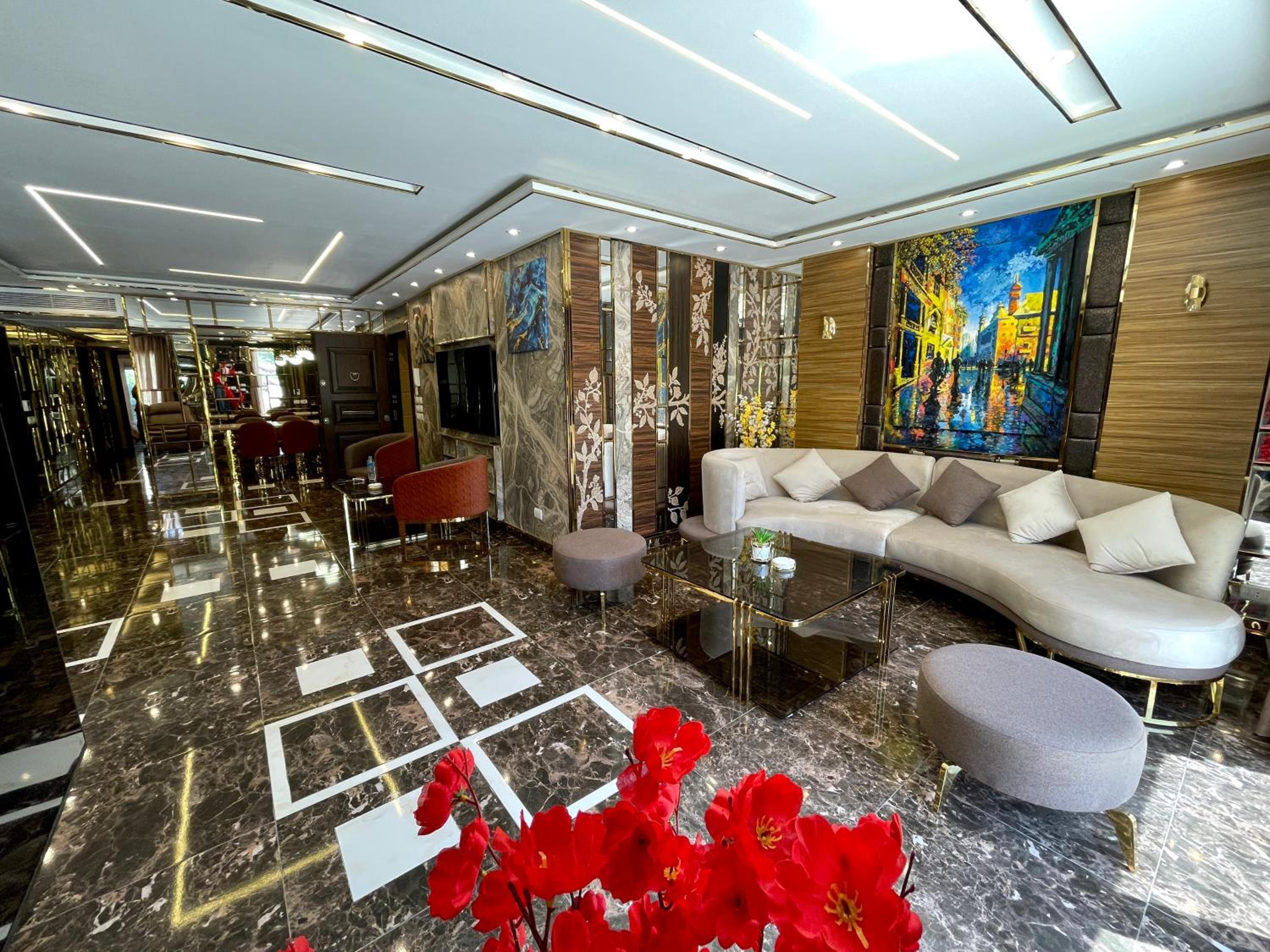 Direct on the Pool 3BR Luxury Apartment