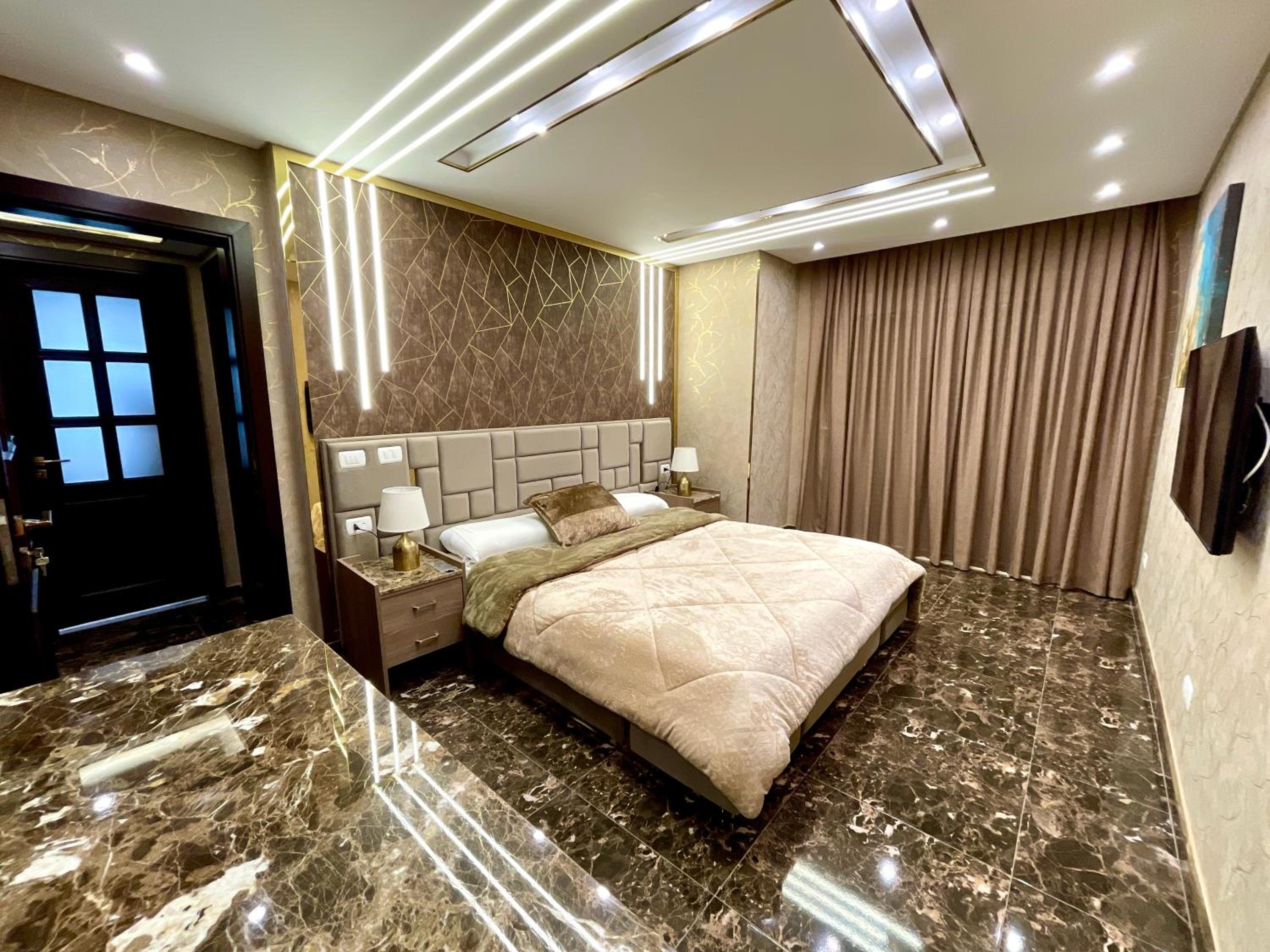 Direct on the Pool 3BR Luxury Apartment