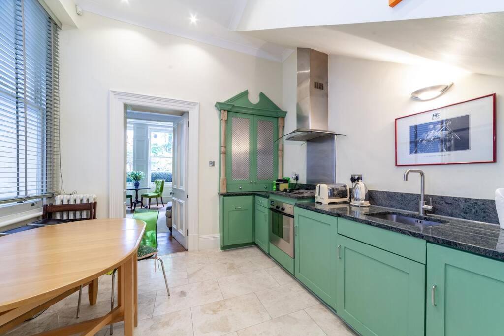 Elegant 2-Bedroom Flat in South Kensington, London