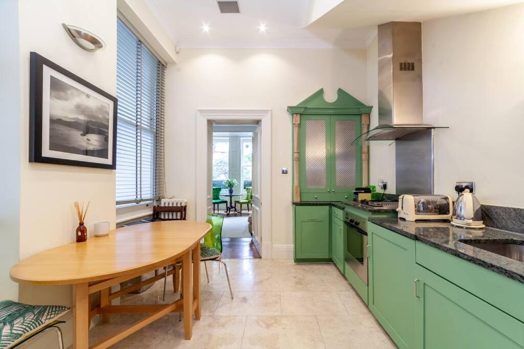 Elegant 2-Bedroom Flat in South Kensington, London