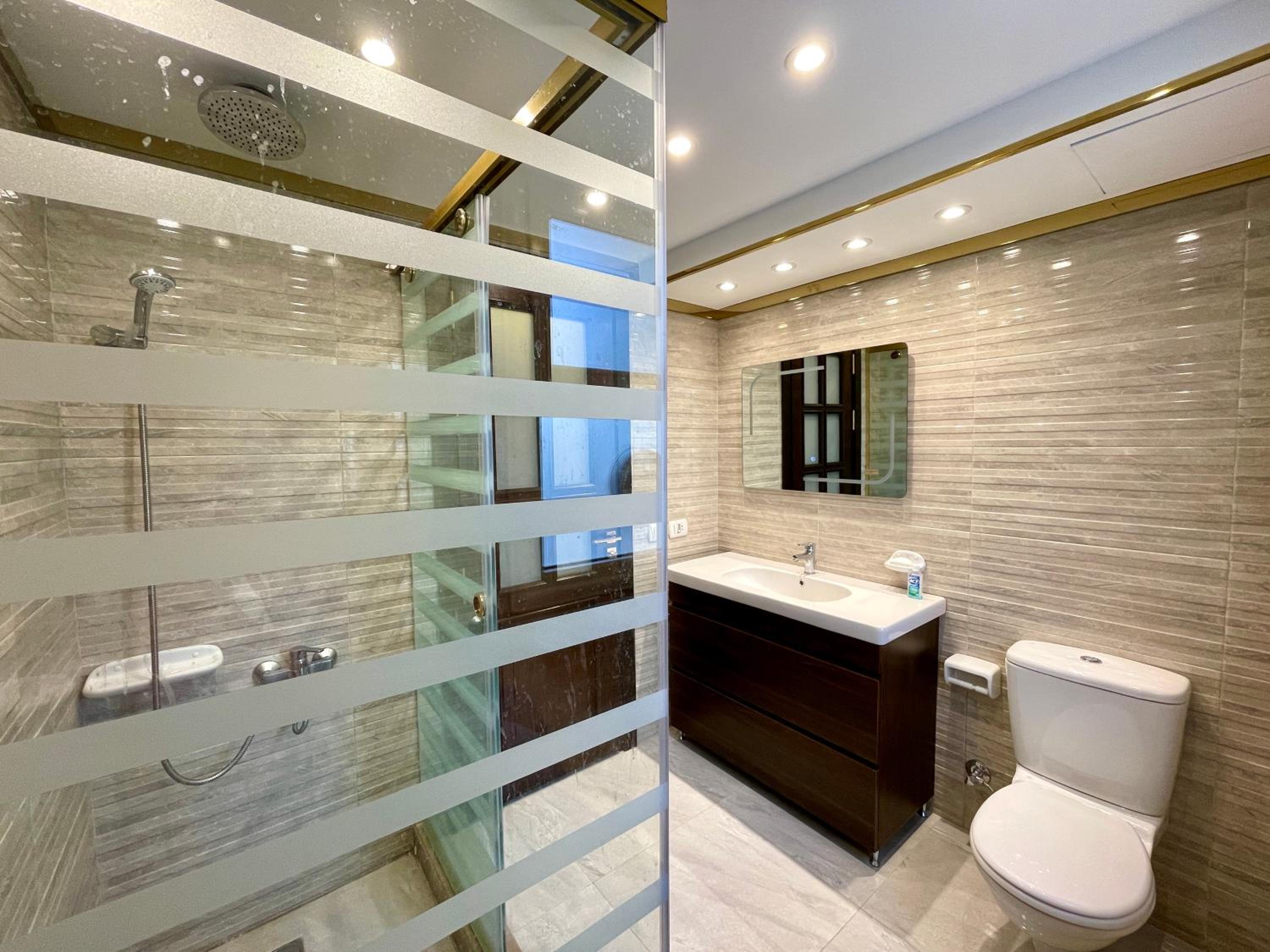 Direct on the Pool 3BR Luxury Apartment