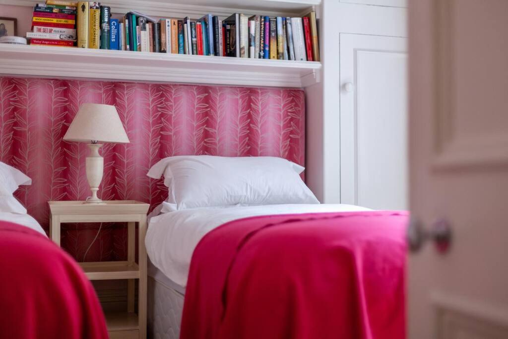 Elegant 2-Bedroom Flat in South Kensington, London