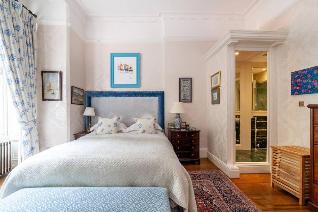 Elegant 2-Bedroom Flat in South Kensington, London