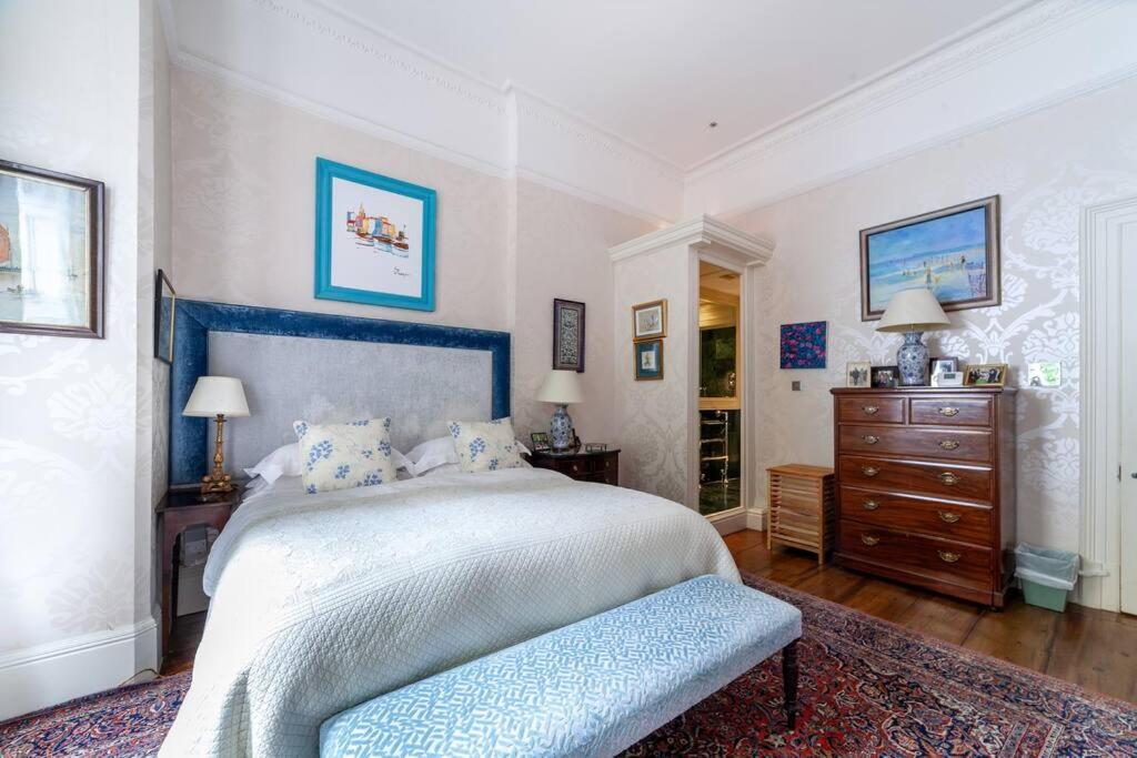 Elegant 2-Bedroom Flat in South Kensington, London