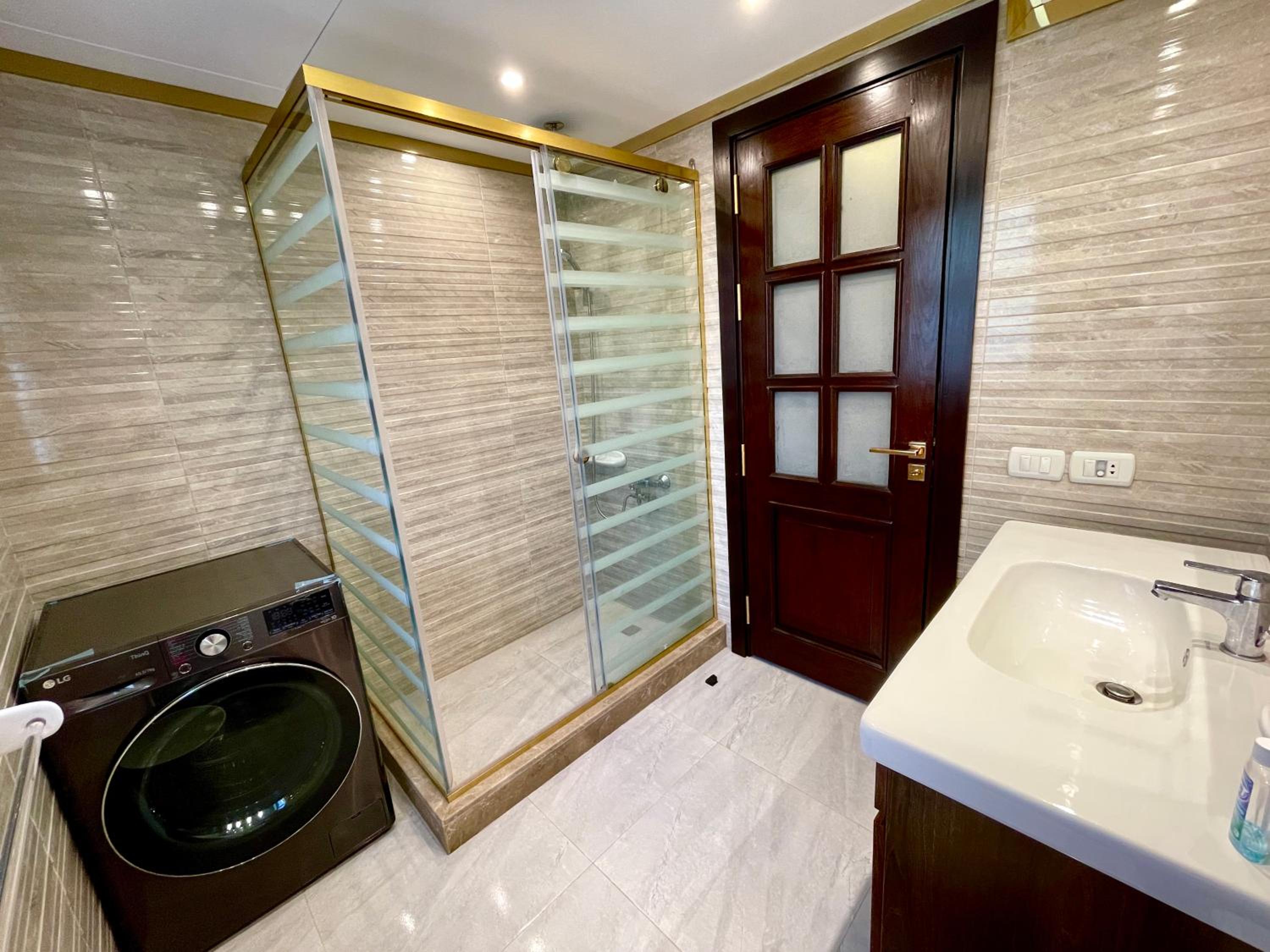 Direct on the Pool 3BR Luxury Apartment