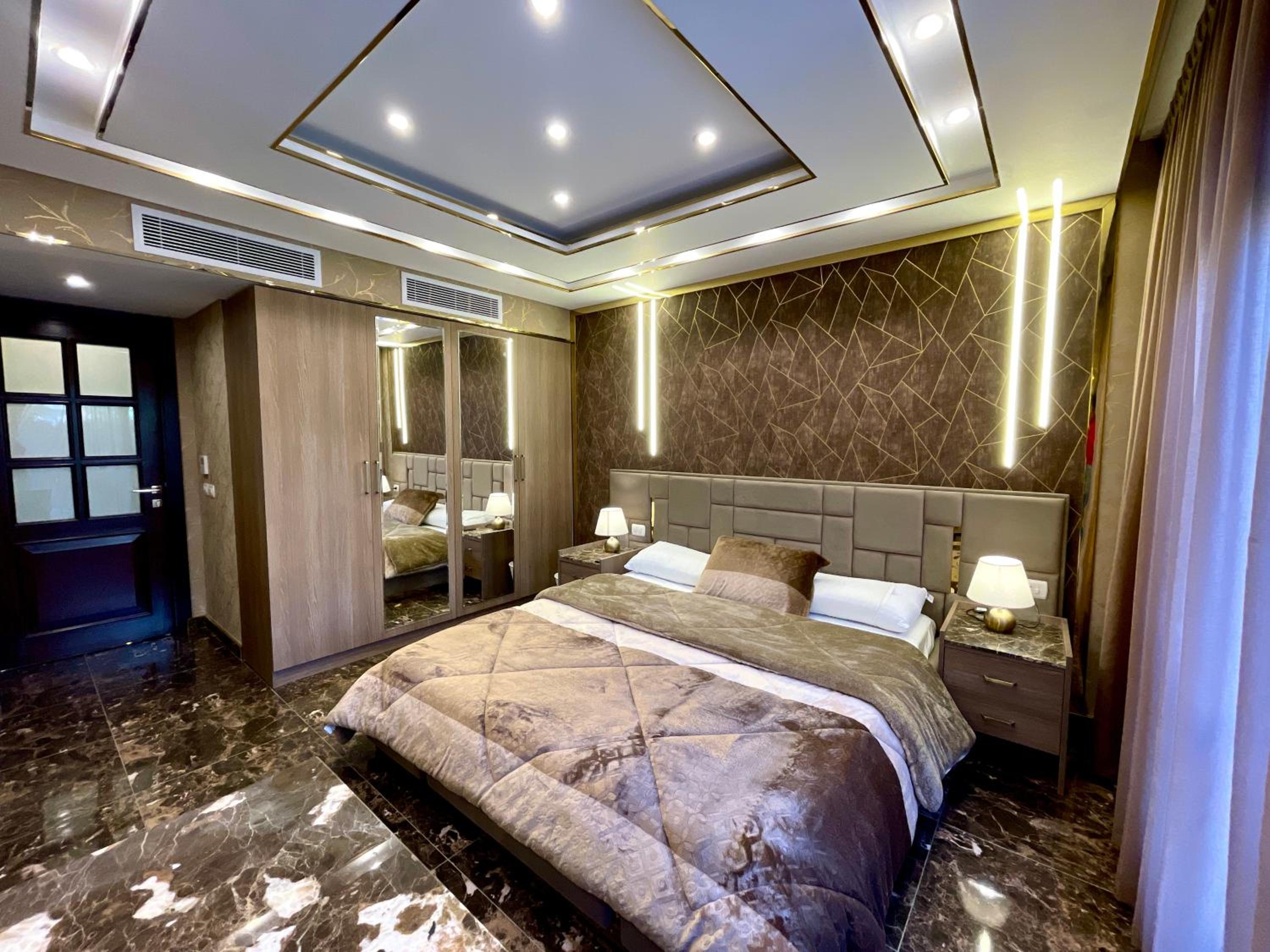 Direct on the Pool 3BR Luxury Apartment