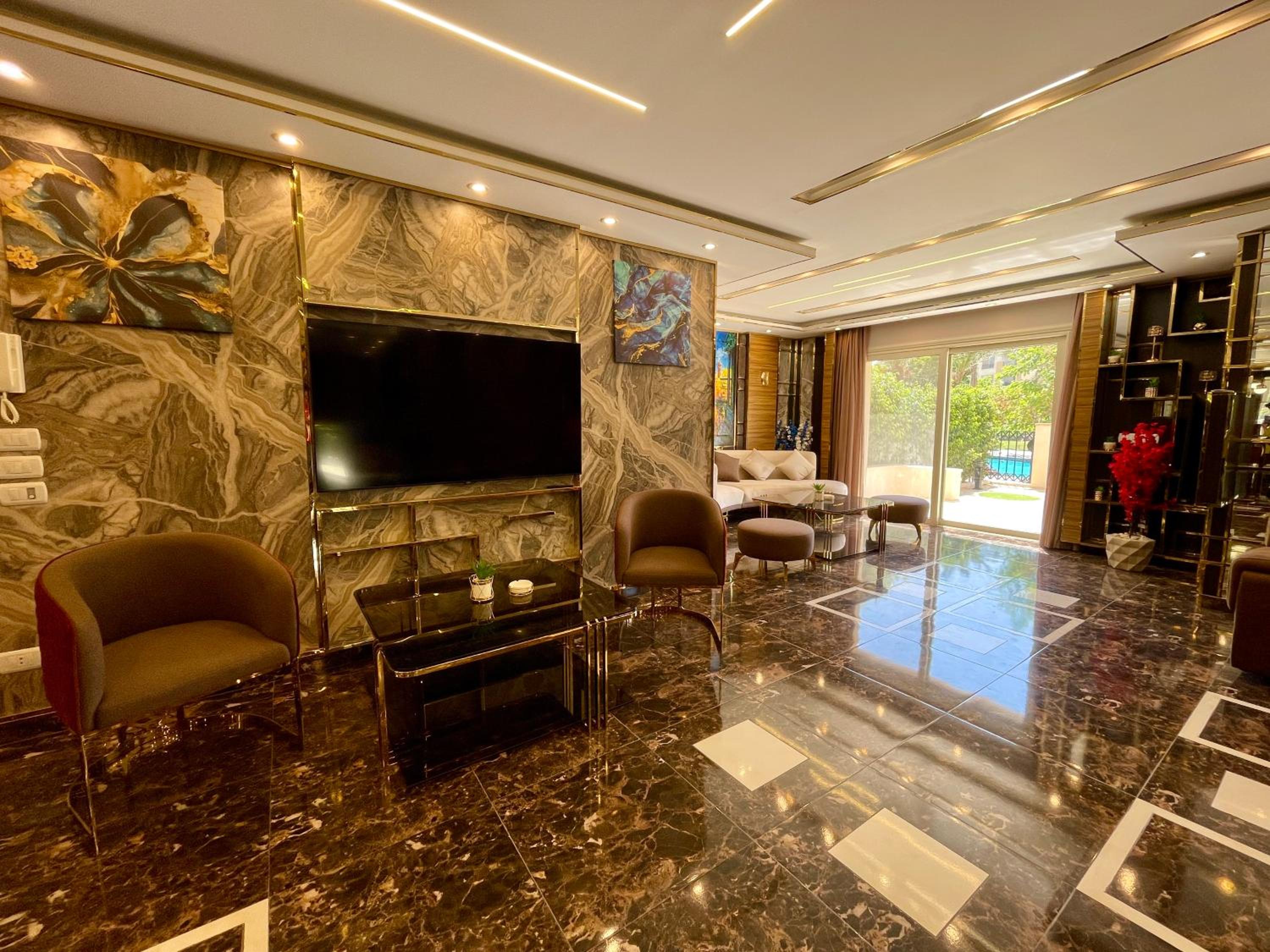 Direct on the Pool 3BR Luxury Apartment