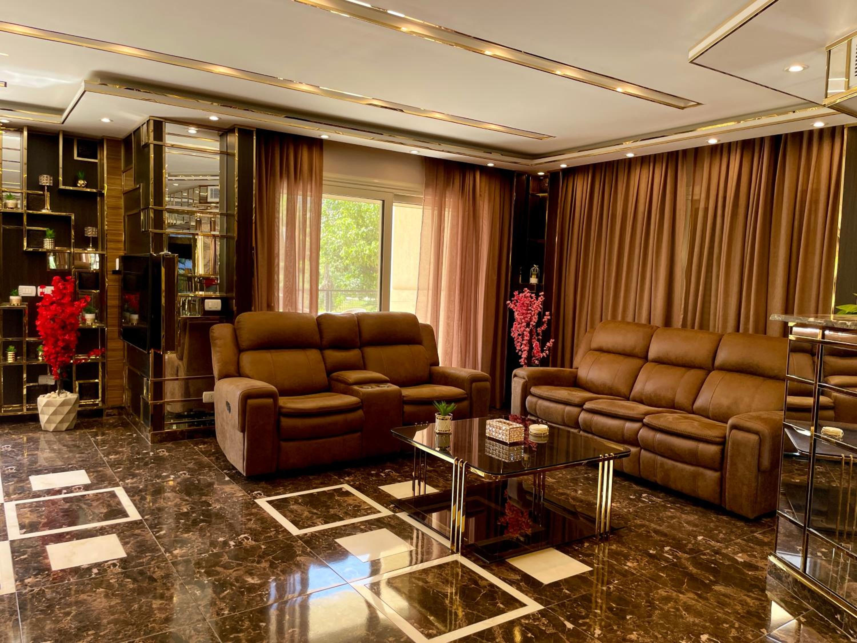 Direct on the Pool 3BR Luxury Apartment