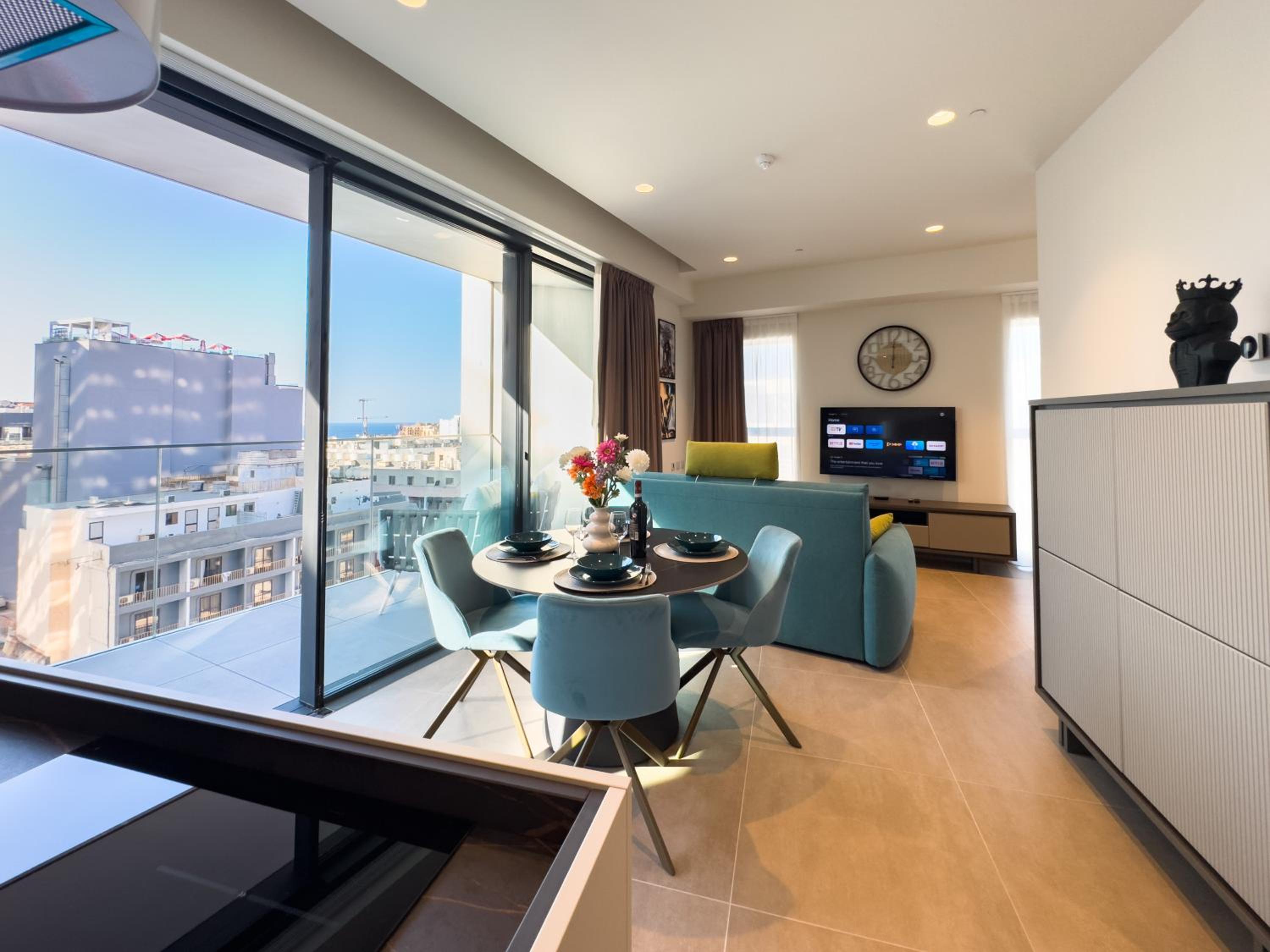 Mercury Tower Exclusive 1BR w Rooftop Pool by Arco Collection photo 5