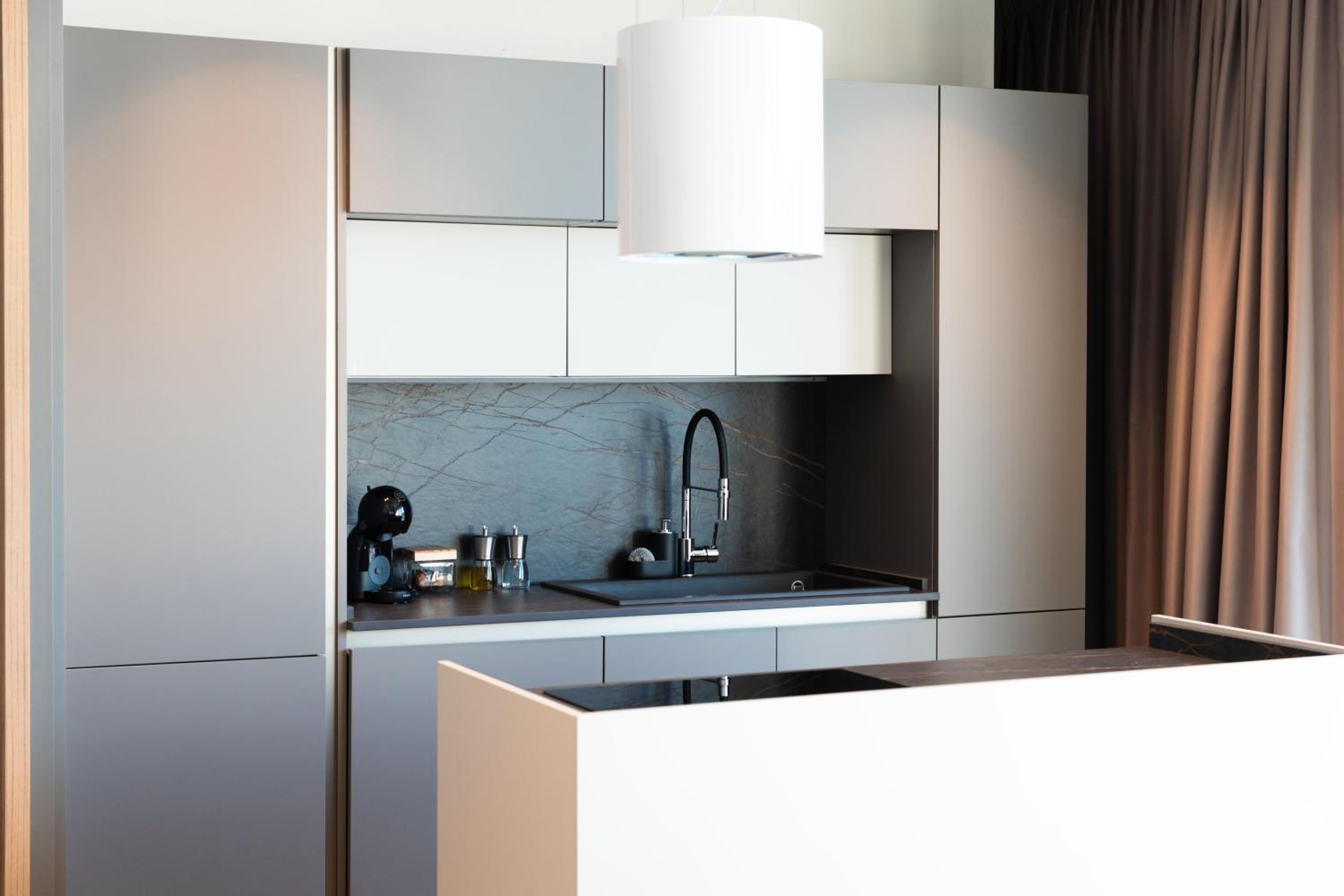 Mercury Tower Exclusive 1BR w Rooftop Pool by Arco Collection photo 3