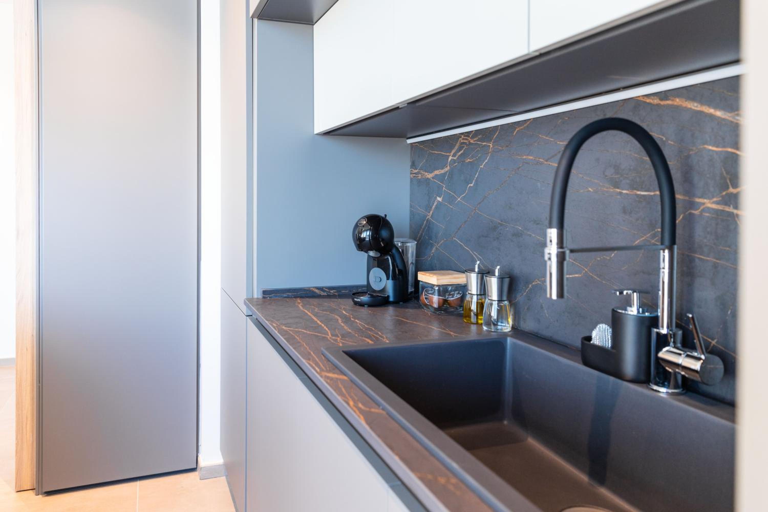 Mercury Tower Exclusive 1BR w Rooftop Pool by Arco Collection photo 4