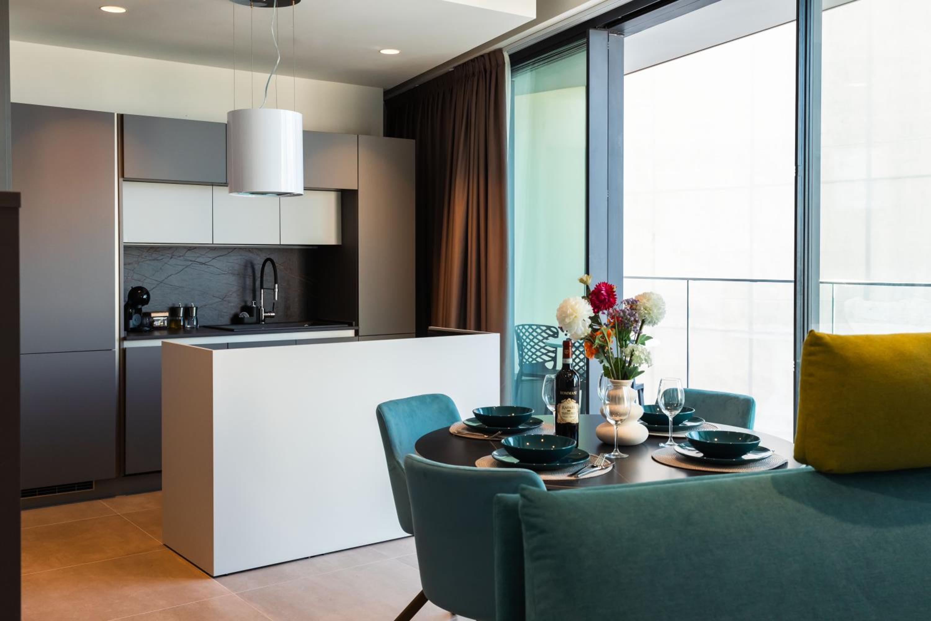 Mercury Tower Exclusive 1BR w Rooftop Pool by Arco Collection photo 2