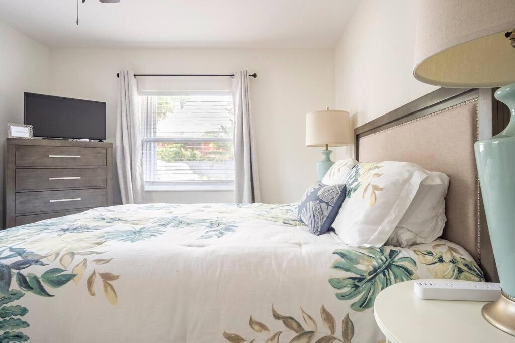 Sunny Retreat in Flamingo Suite!