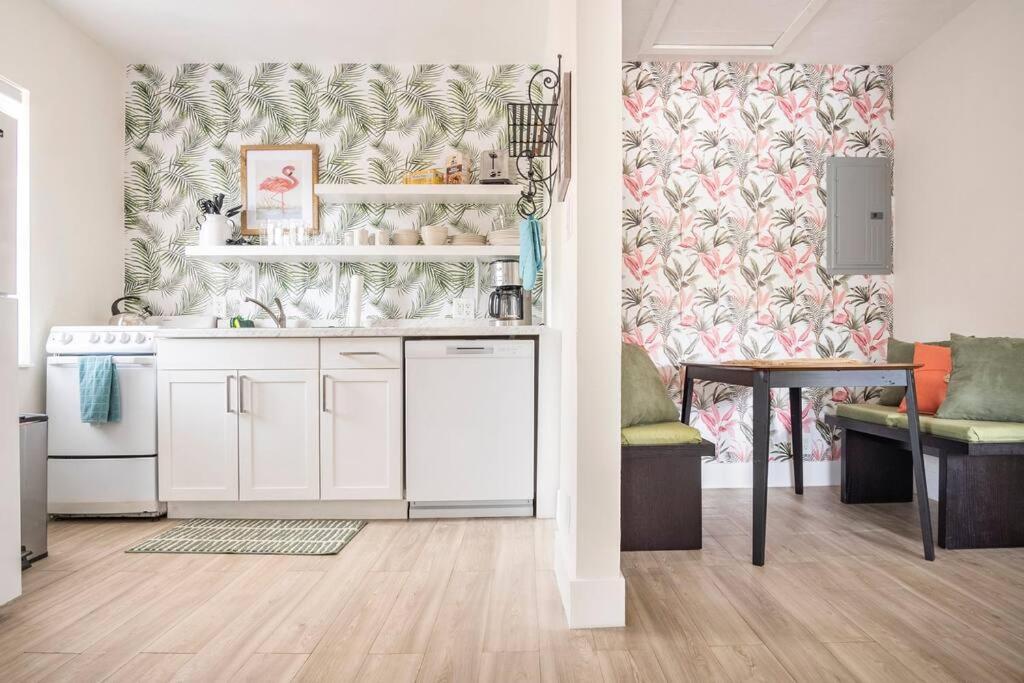Sunny Retreat in Flamingo Suite!