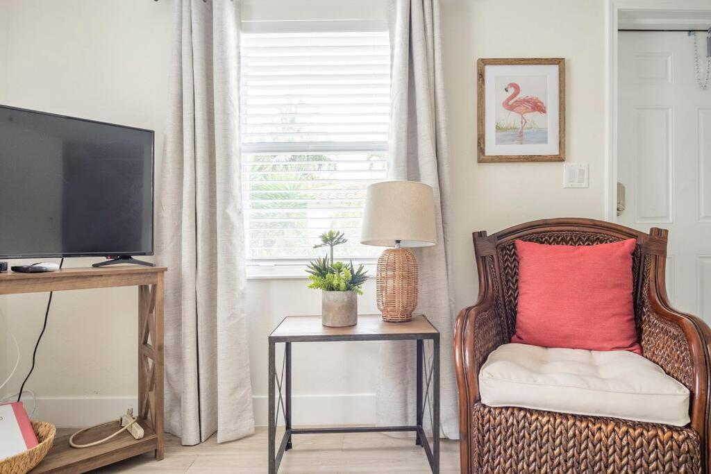 Sunny Retreat in Flamingo Suite!