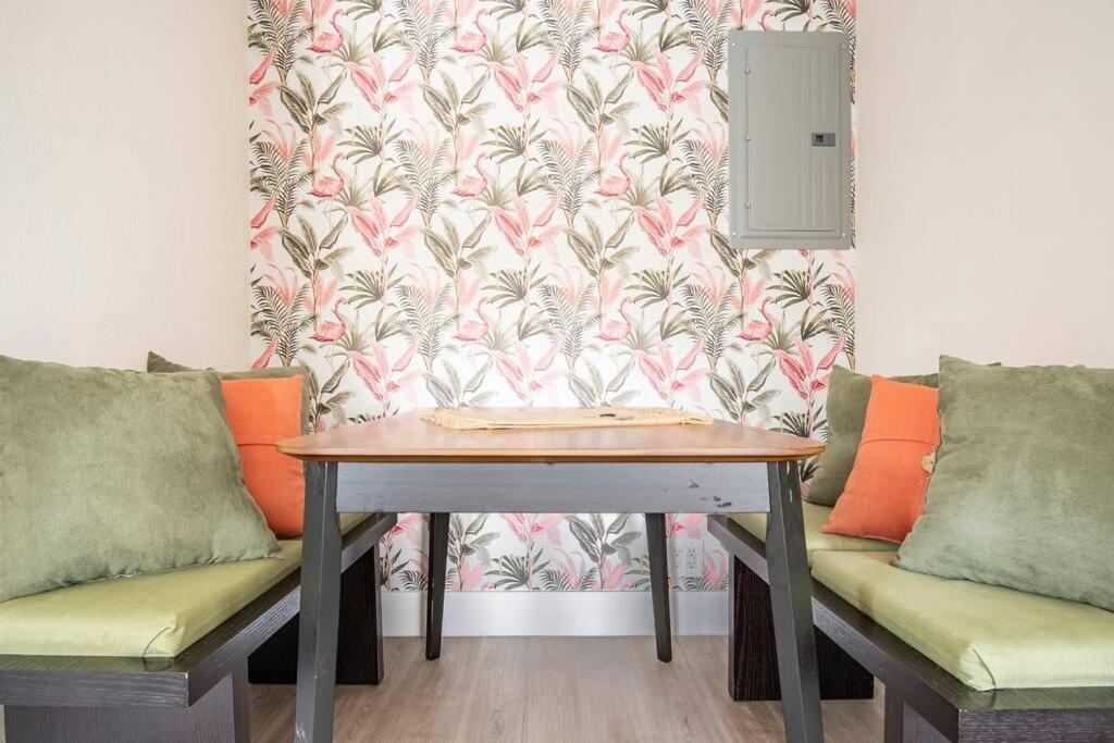 Sunny Retreat in Flamingo Suite!