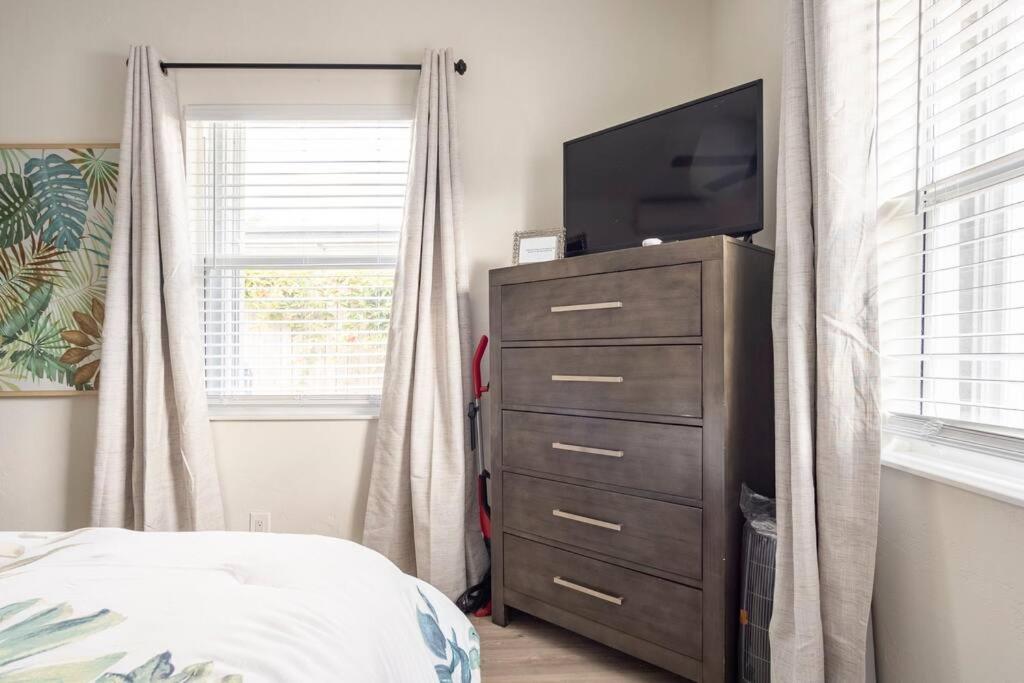 Sunny Retreat in Flamingo Suite!