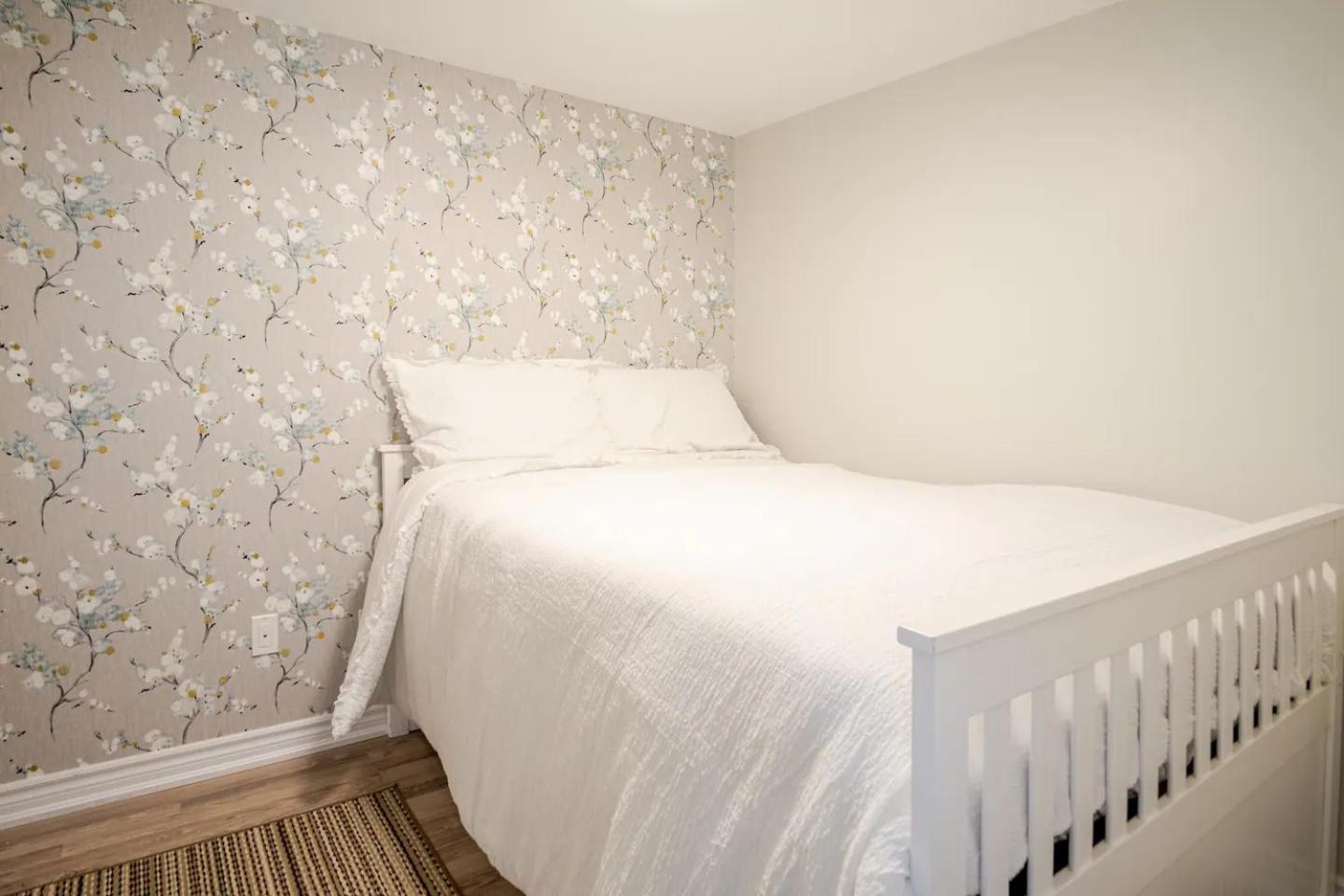 Specious 2 Bedroom Condo in Collingwood