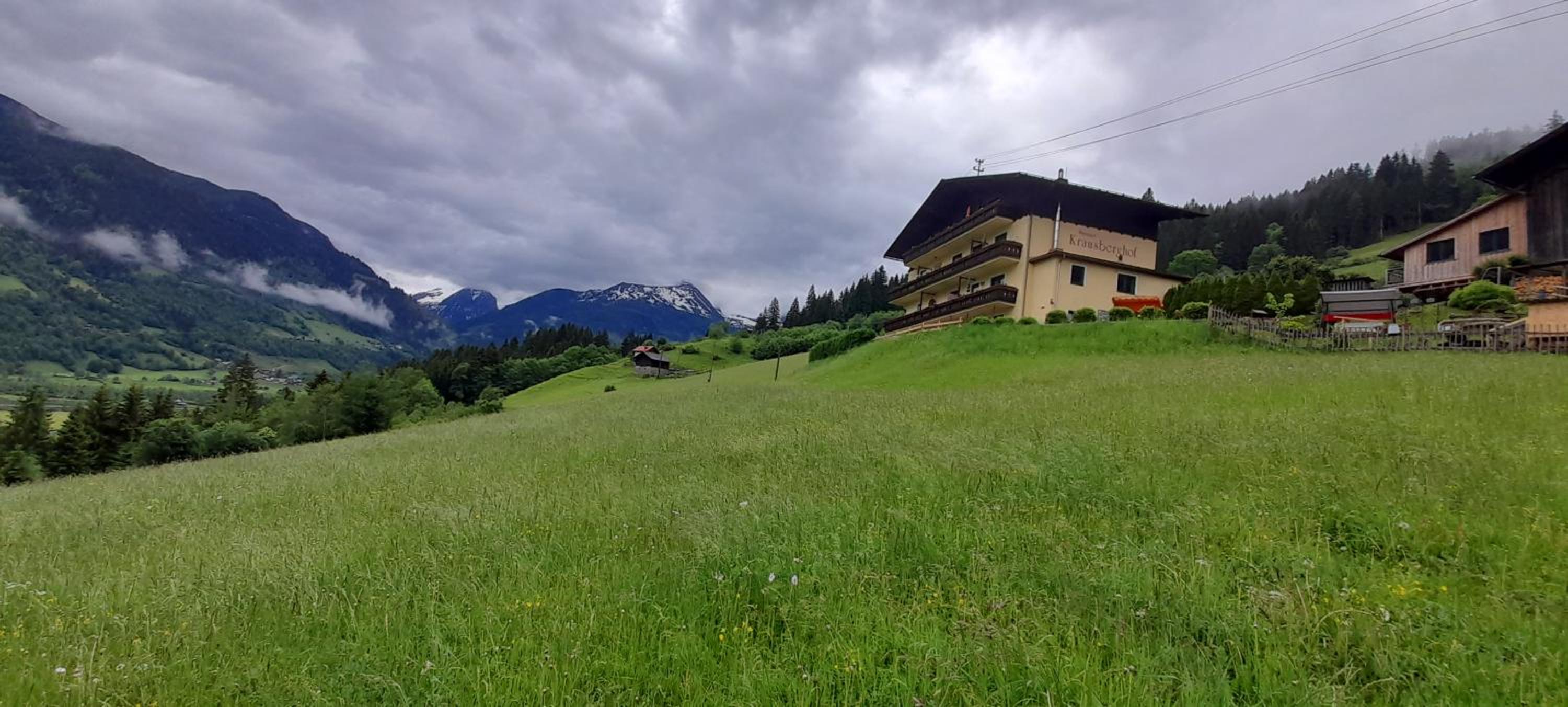 Ferienwohnung am Krausberghof mit Balkon und Parkplatz, Aufenthaltsraum mit Spielmöglichkeiten, Erholung- inmitten der Natur, 6 Fahrminuten zur Alpentherme