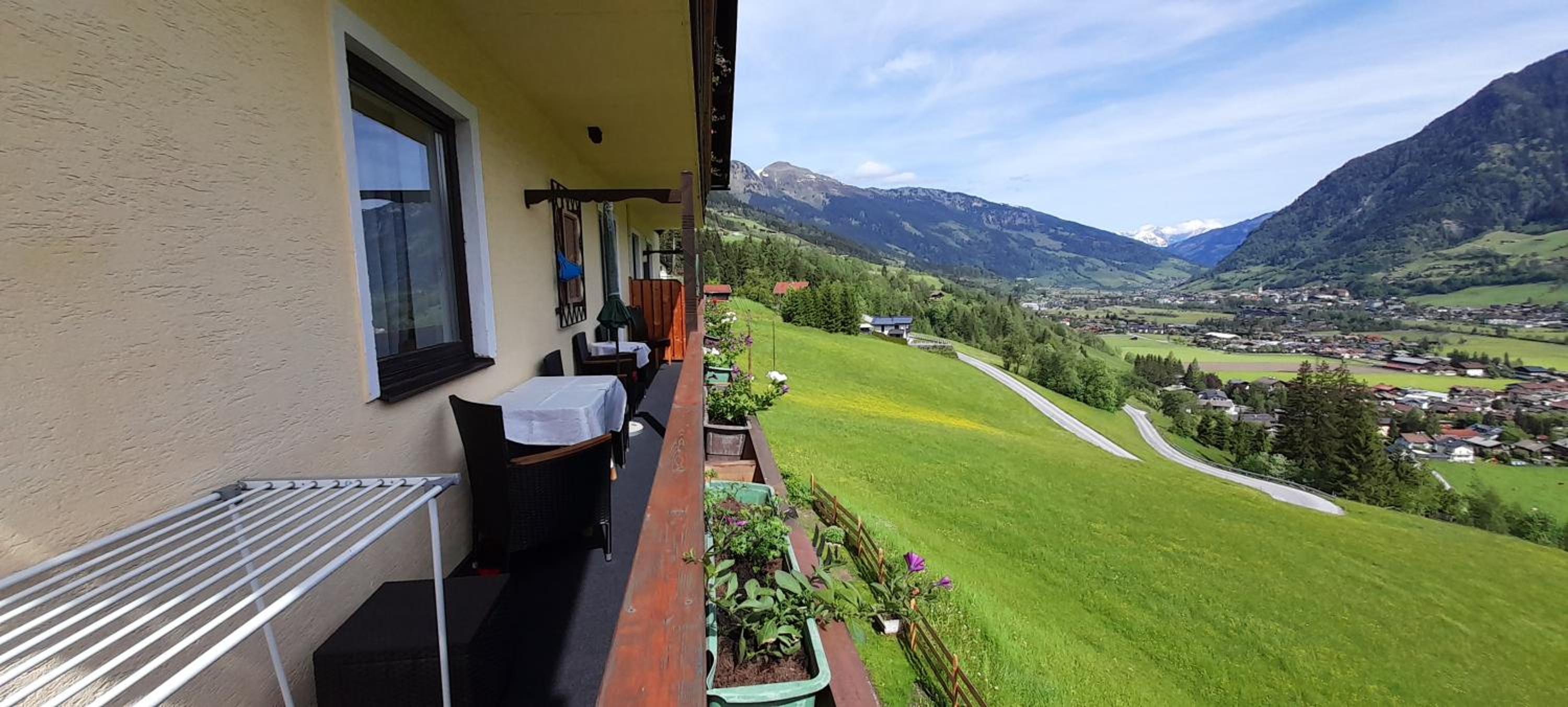 Ferienwohnung am Krausberghof mit Balkon und Parkplatz, Aufenthaltsraum mit Spielmöglichkeiten, Erholung- inmitten der Natur, 6 Fahrminuten zur Alpentherme