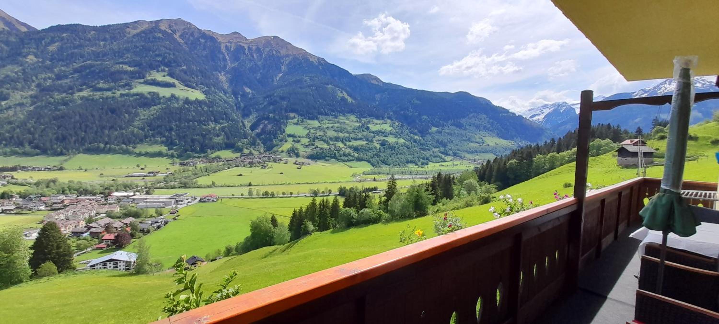 Ferienwohnung am Krausberghof mit Balkon und Parkplatz, Aufenthaltsraum mit Spielmöglichkeiten, Erholung- inmitten der Natur, 6 Fahrminuten zur Alpentherme