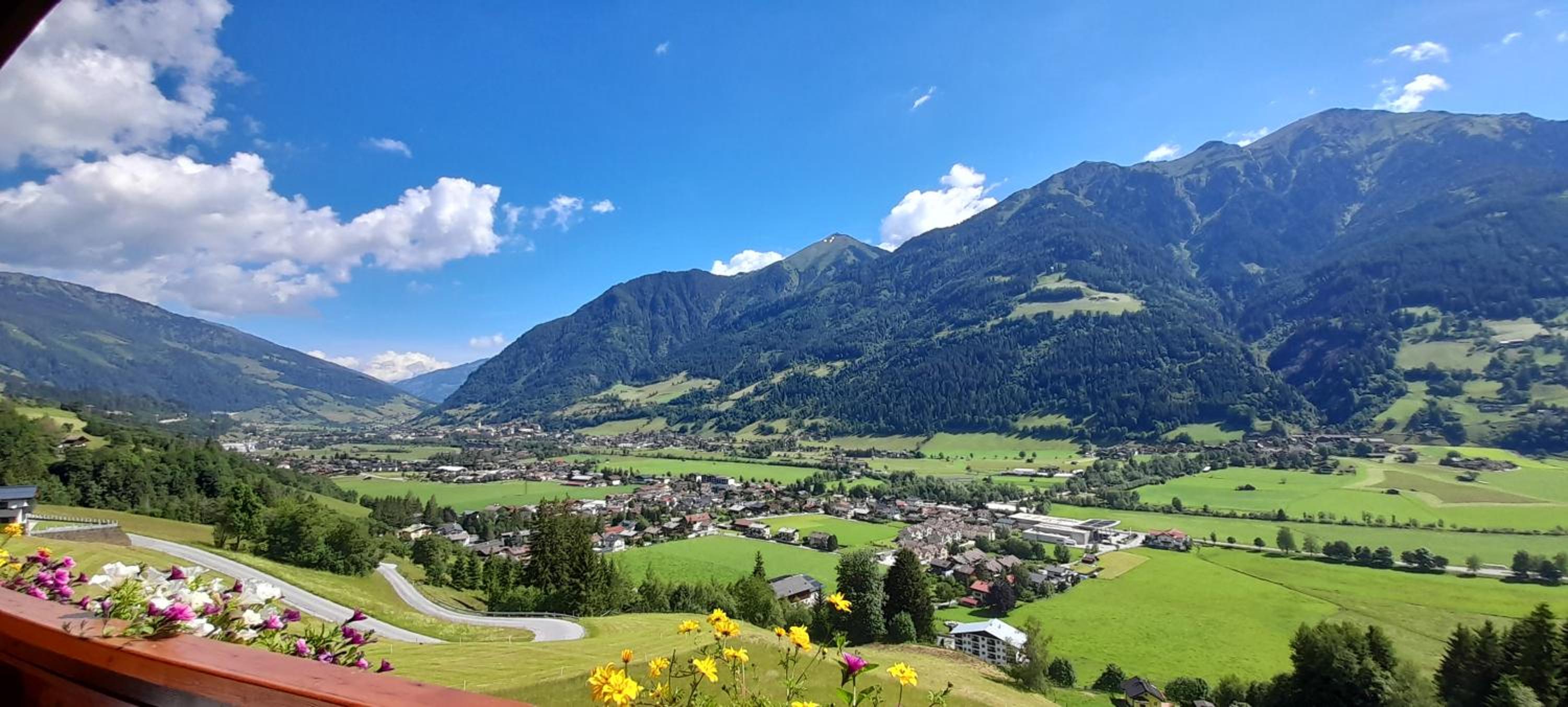 Ferienwohnung am Krausberghof mit Balkon und Parkplatz, Aufenthaltsraum mit Spielmöglichkeiten, Erholung- inmitten der Natur, 6 Fahrminuten zur Alpentherme