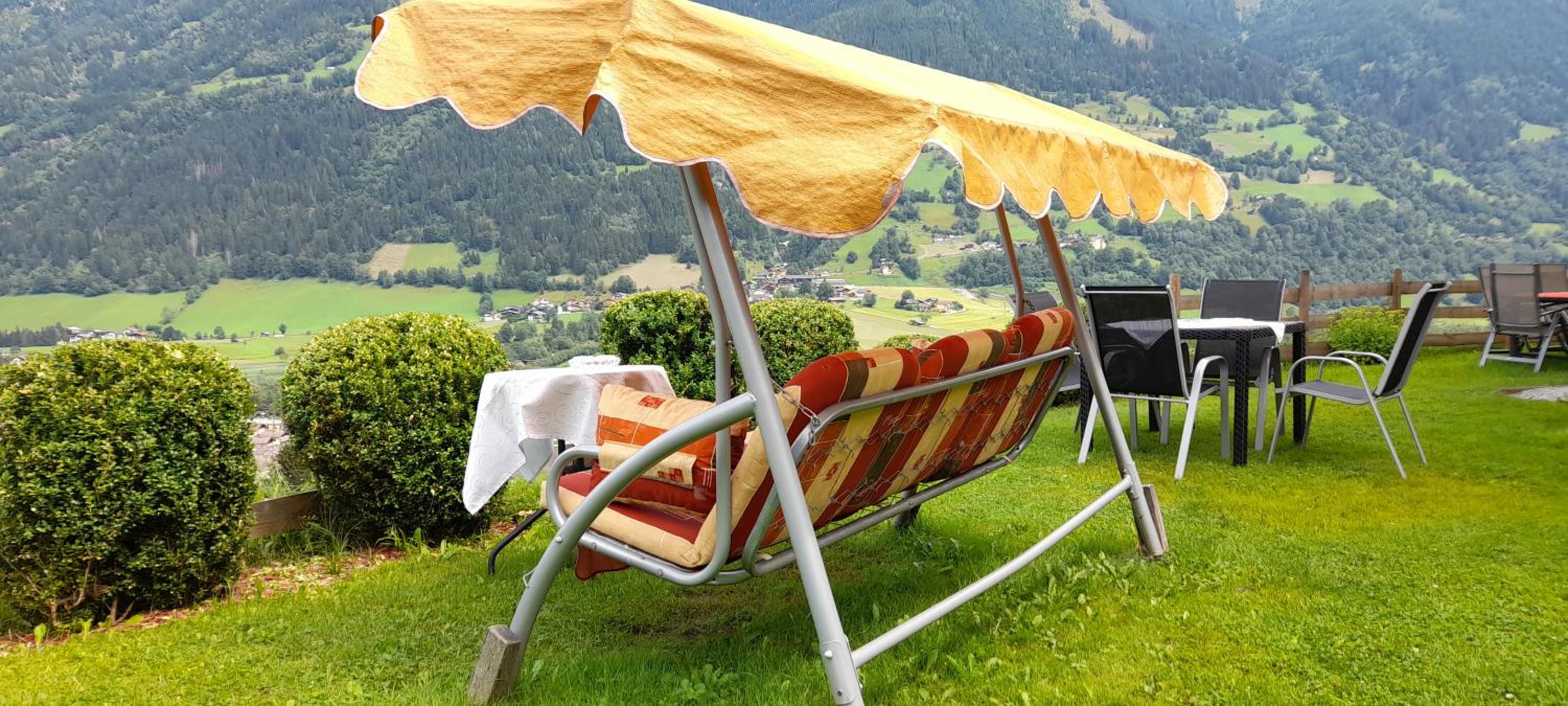 Ferienwohnung am Krausberghof mit Balkon und Parkplatz, Aufenthaltsraum mit Spielmöglichkeiten, Erholung- inmitten der Natur, 6 Fahrminuten zur Alpentherme