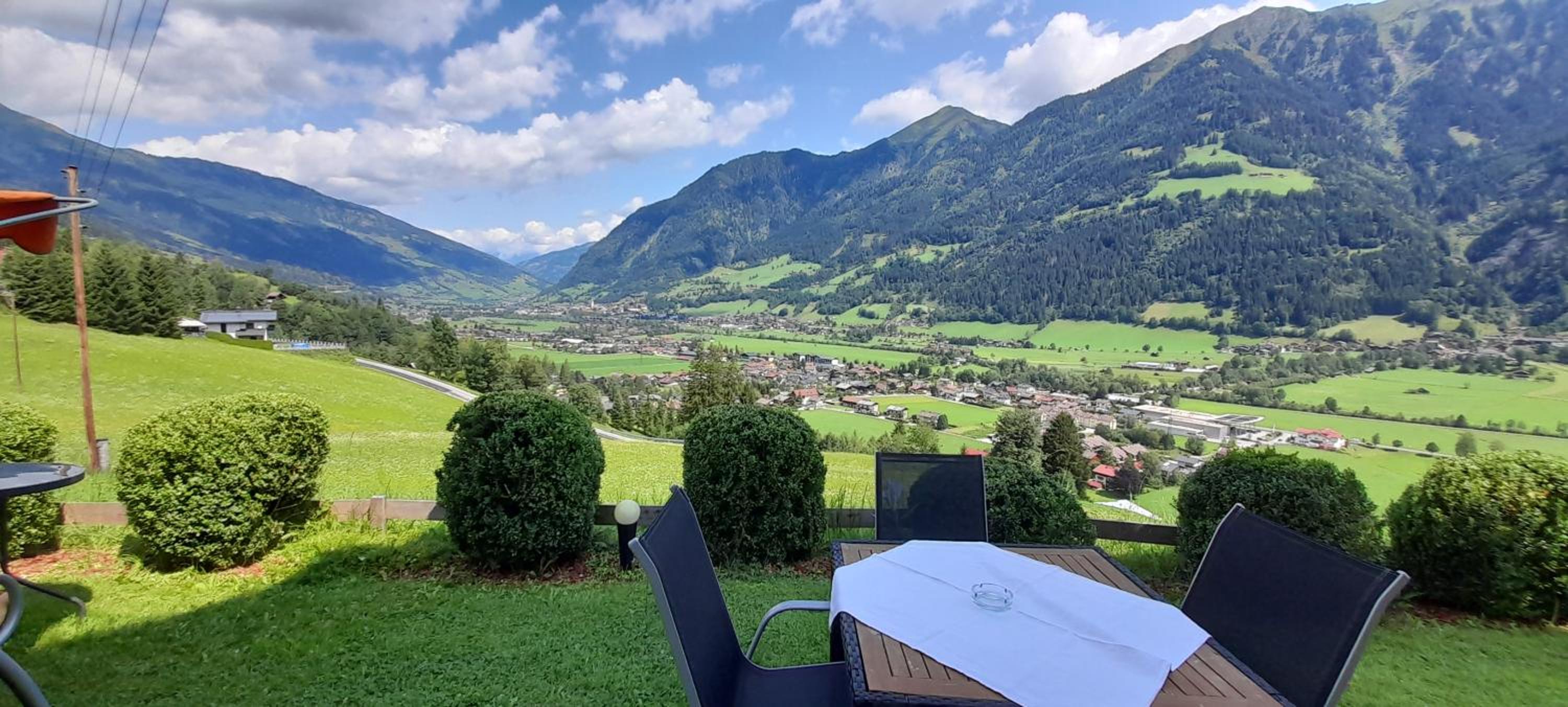 Ferienwohnung am Krausberghof mit Balkon und Parkplatz, Aufenthaltsraum mit Spielmöglichkeiten, Erholung- inmitten der Natur, 6 Fahrminuten zur Alpentherme