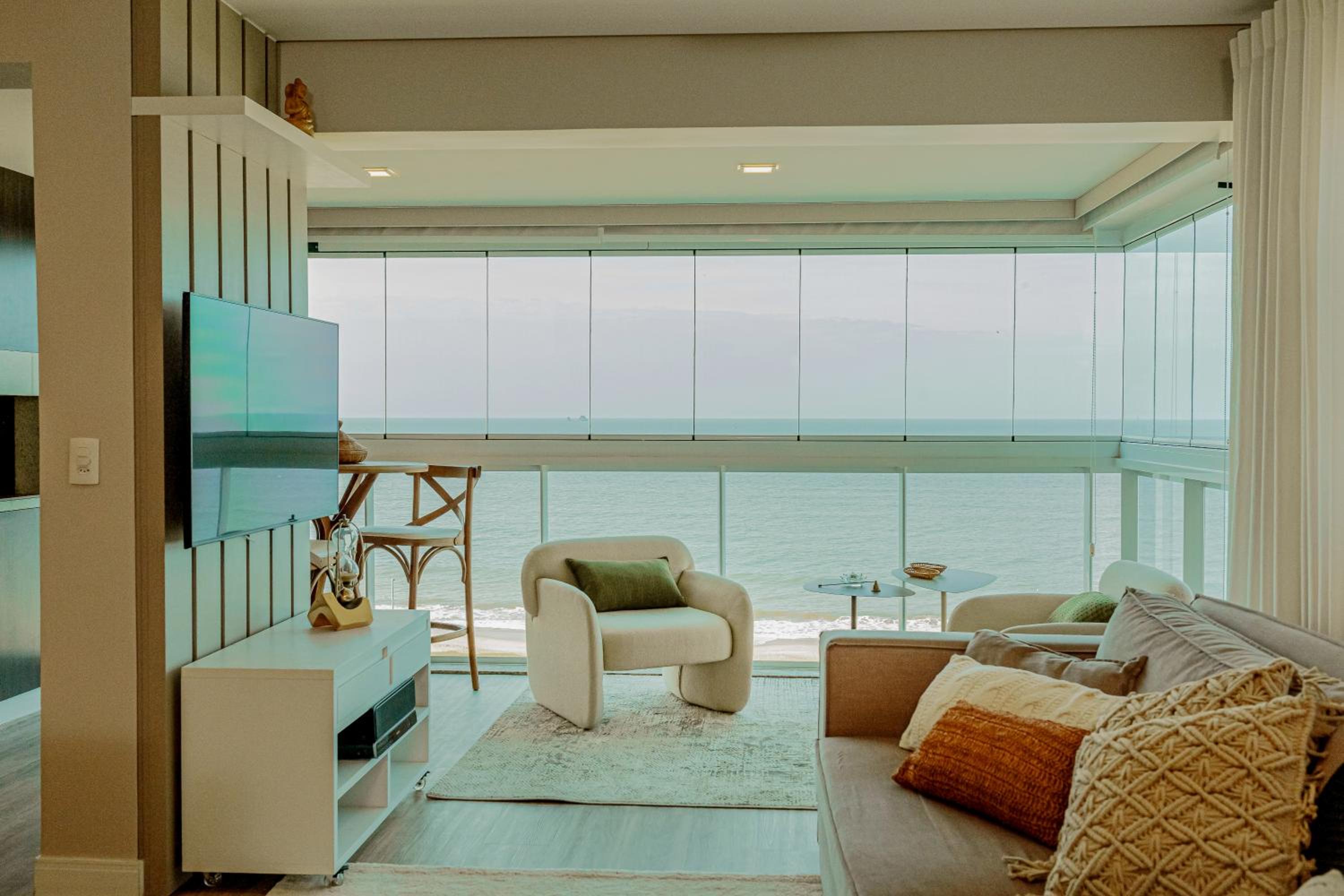 Apto Vista Mar Home Club Pé na Areia 3 Quartos Ares Condicionados Cozinha Completa Piscina Aquecida Jacuzzi Sauna Academia Quadra Playground Salão de Jogos