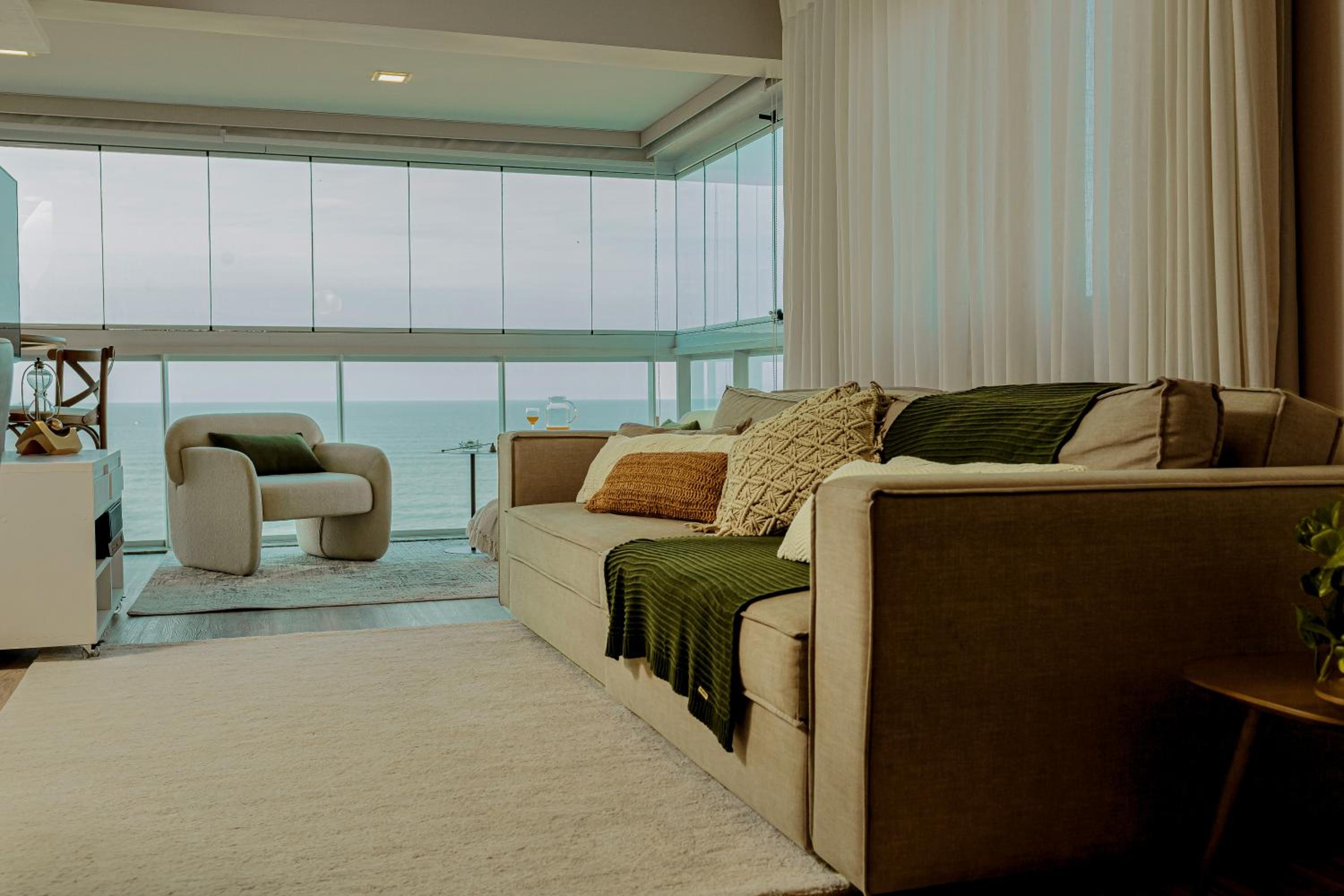 Apto Vista Mar Home Club Pé na Areia 3 Quartos Ares Condicionados Cozinha Completa Piscina Aquecida Jacuzzi Sauna Academia Quadra Playground Salão de Jogos