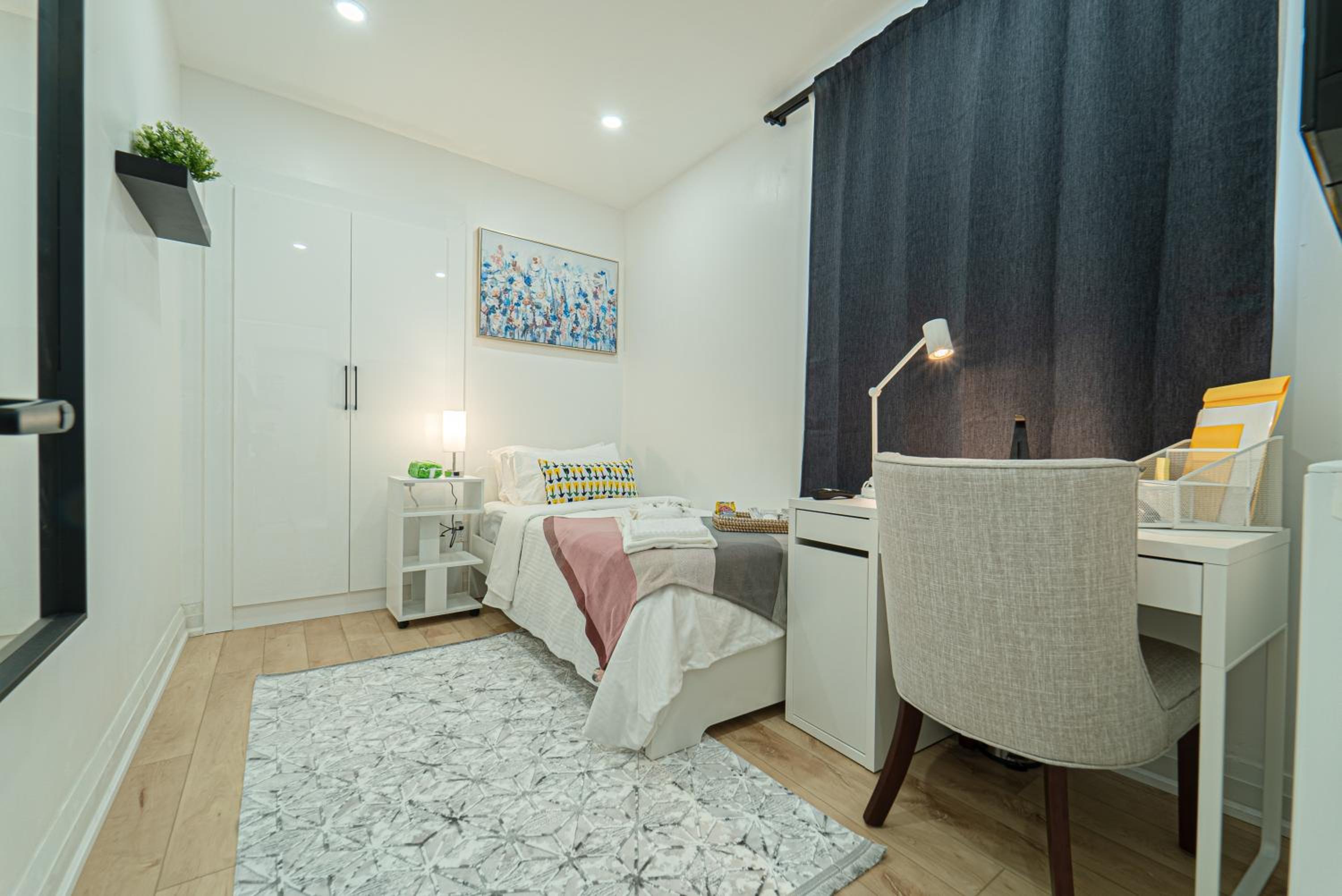 Room with Workspace, Wi-Fi, Free parking, Kitchen essentials — Toronto