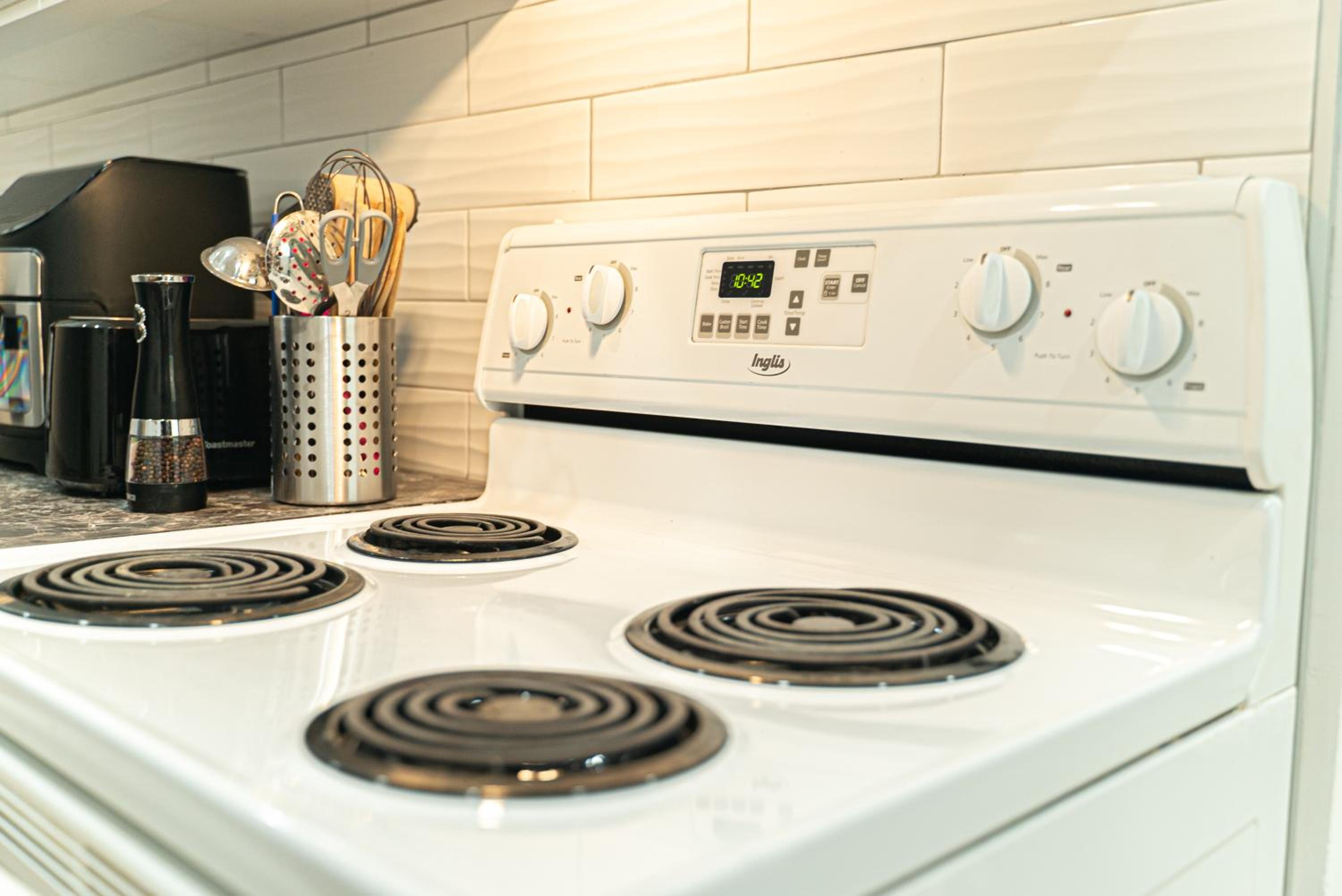 Room near Sheppard Ave with Wi-Fi, Essentials, Parking, Kitchen