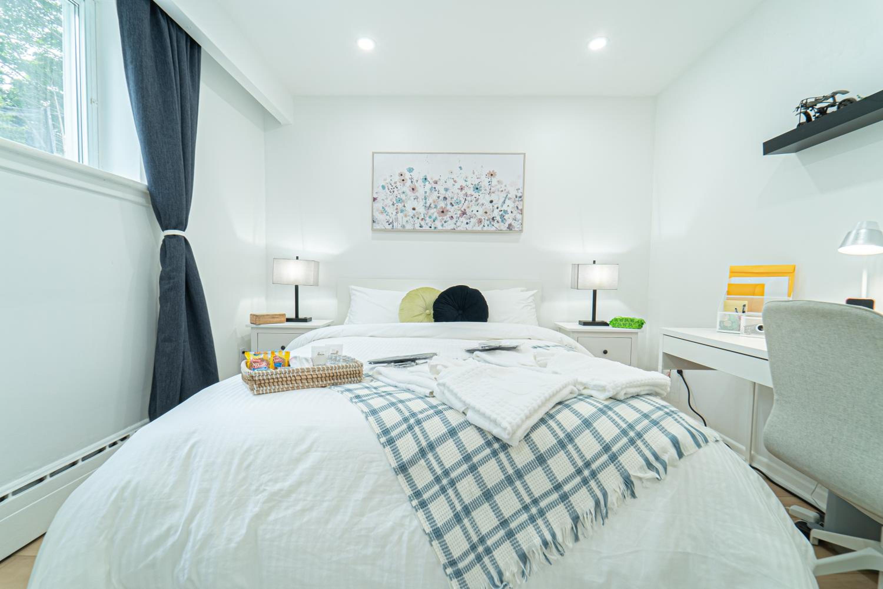 Room near Sheppard Ave with Wi-Fi, Essentials, Parking, Kitchen