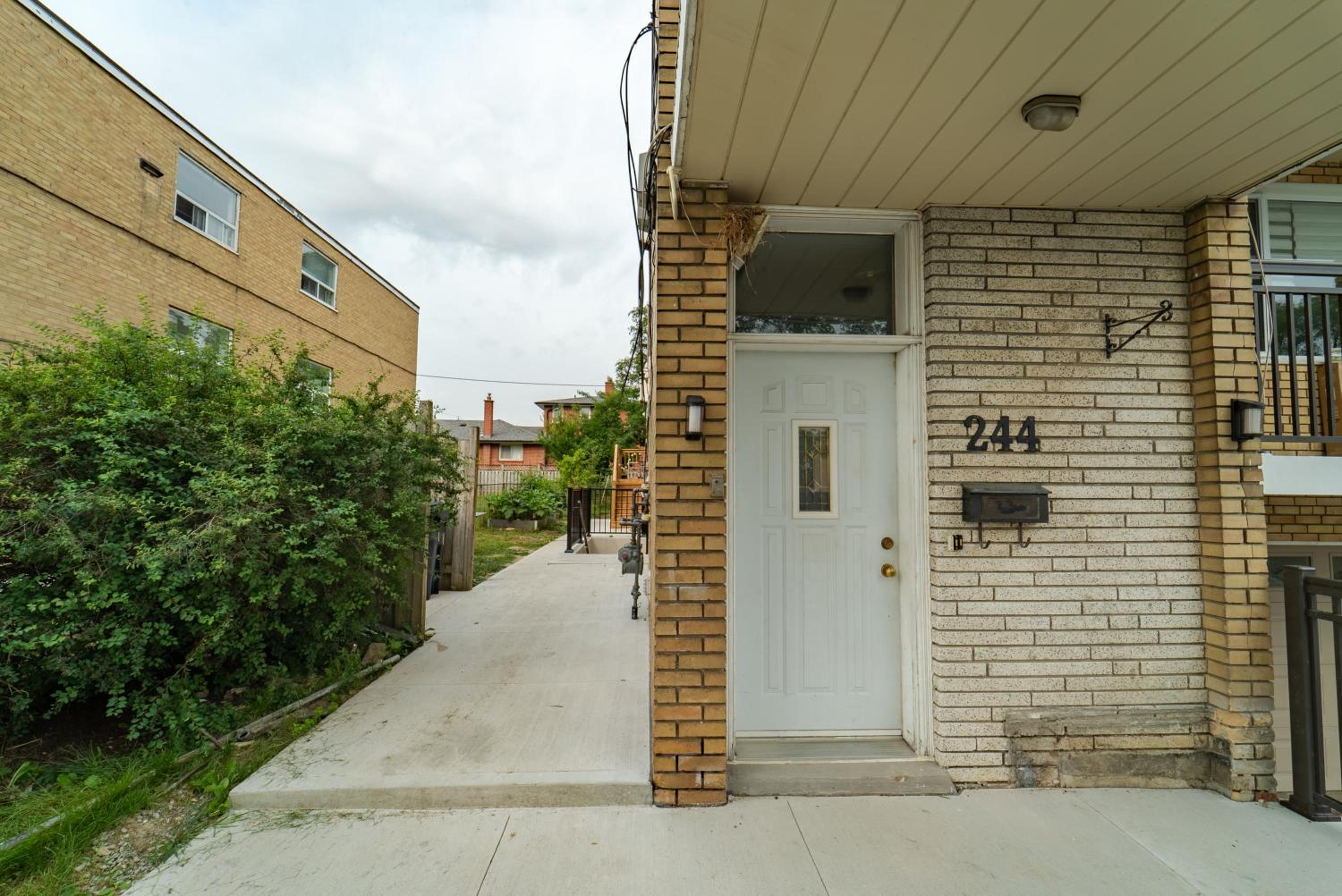 Room near Sheppard Ave with Wi-Fi, Essentials, Parking, Kitchen
