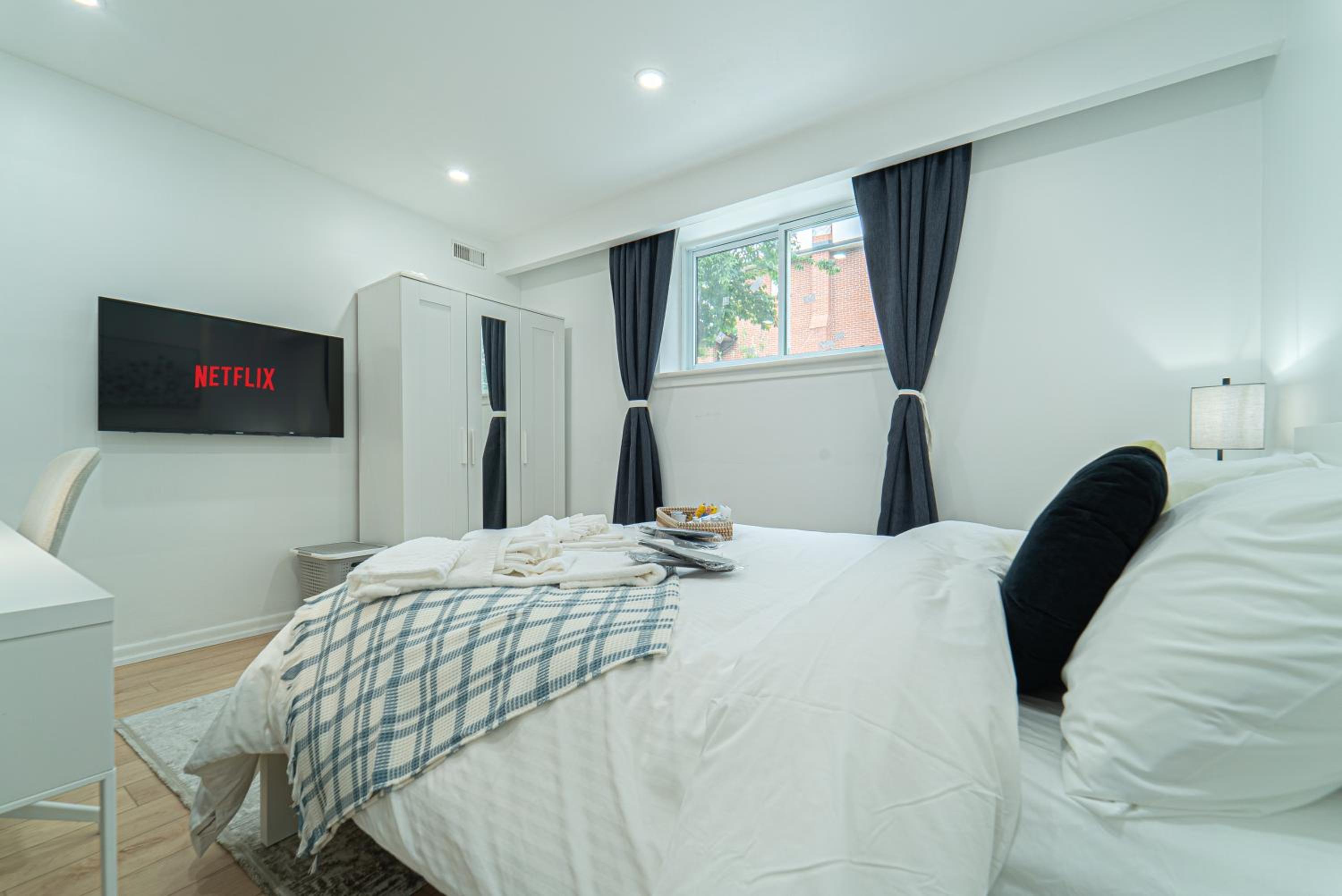 Room near Sheppard Ave with Wi-Fi, Essentials, Parking, Kitchen