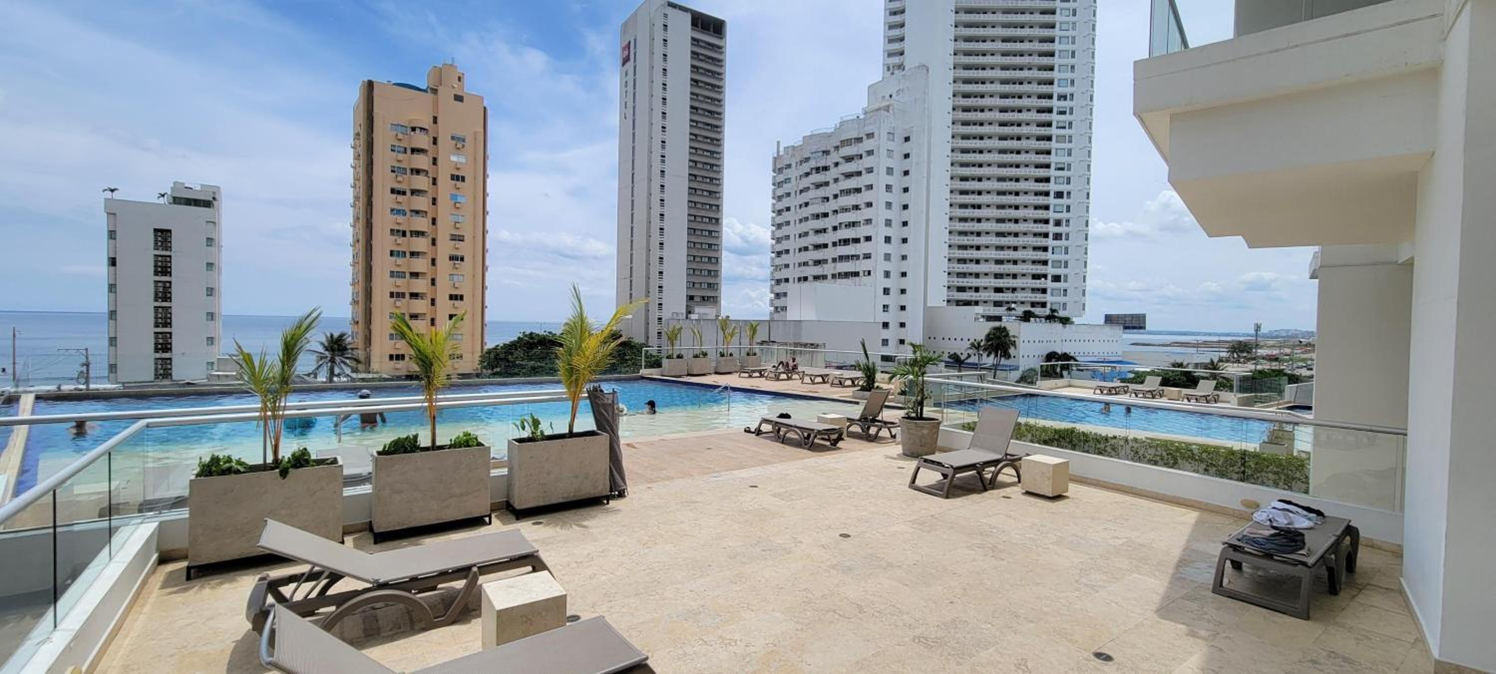 Stunning Infinity Pool, Balcony, steps from Walled City & Marbella Beach