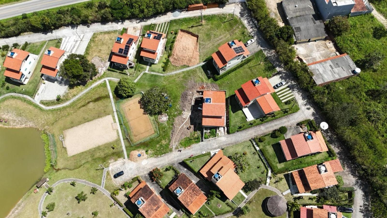 CASA TOTALMENTE EQUIPADA AMPLA E CONFORTAVEL em CONDOMINIO - CHÃ GRANDE-PE