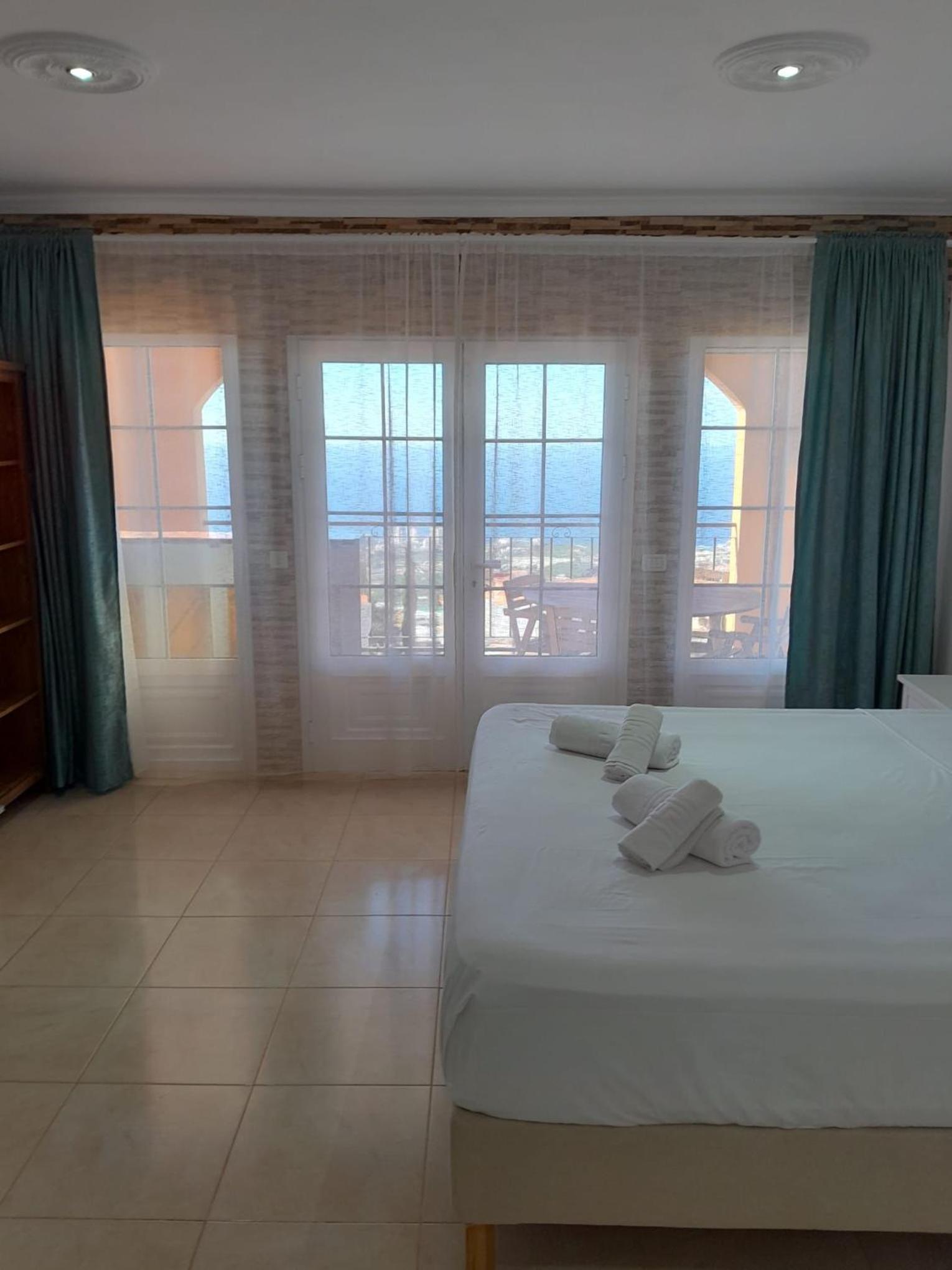 Villa LUCIAN en Adeje con Vistas al Atlántico
